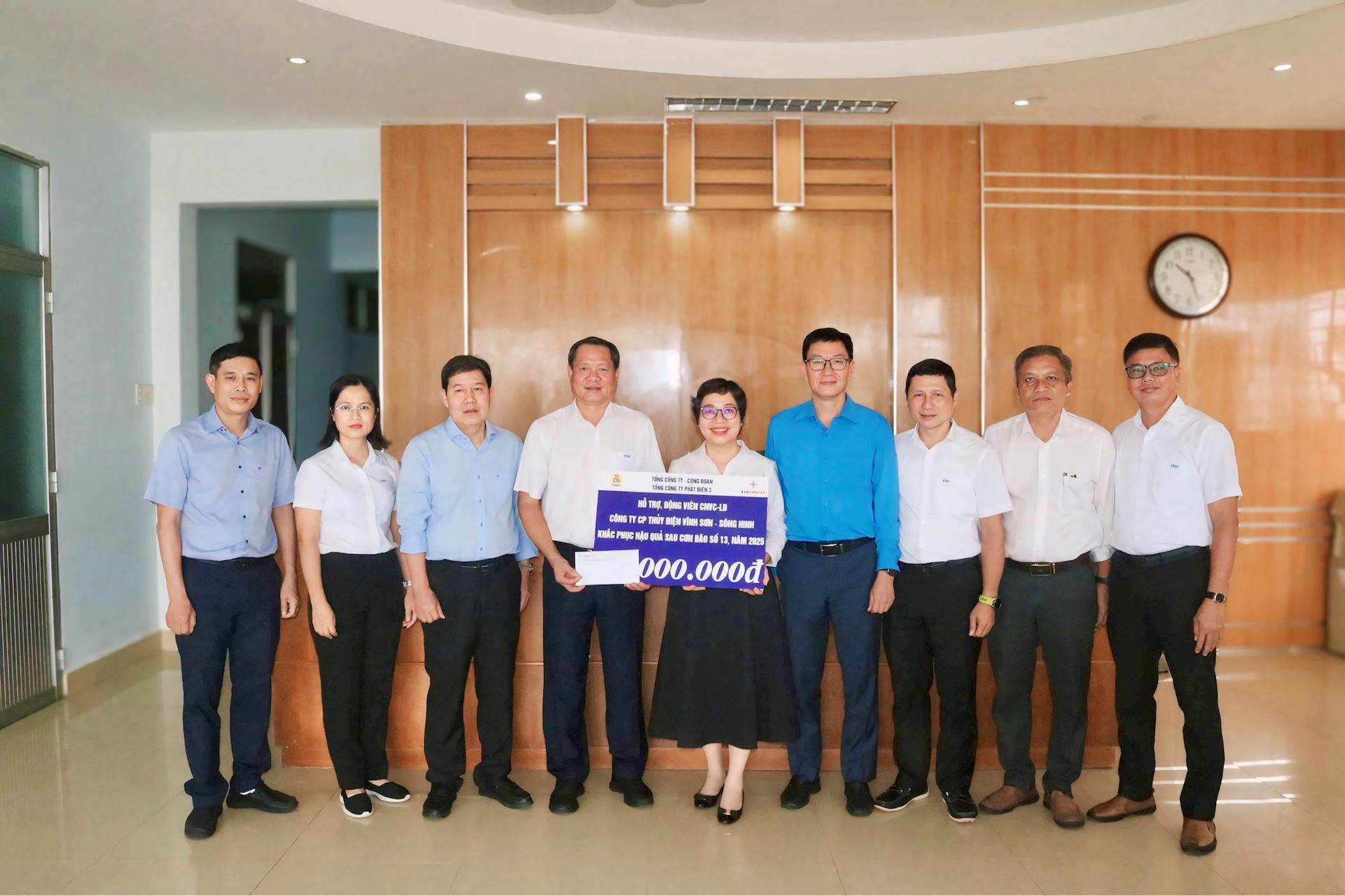 EVNGENCO3 hỗ trợ CBCNV EVNCPC đang nỗ lực  khắc phục hậu quả bão số 12, 13 tại các tỉnh miền Trung 1