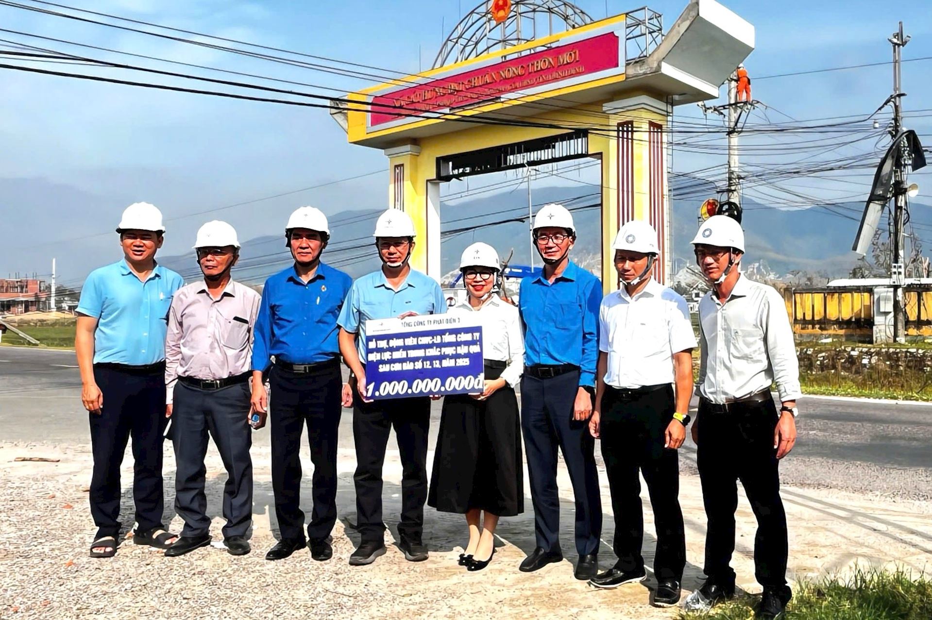 EVNGENCO3 hỗ trợ CBCNV EVNCPC đang nỗ lực  khắc phục hậu quả bão số 12, 13 tại các tỉnh miền Trung