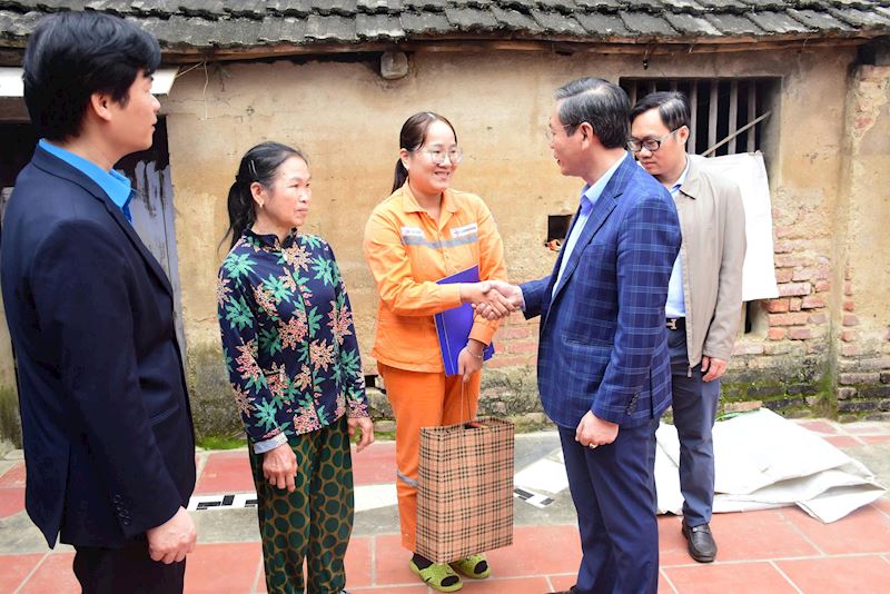 EVNHANOI hỗ trợ đoàn viên công đoan, người lao động bị thiệt hại do bão lũ 2