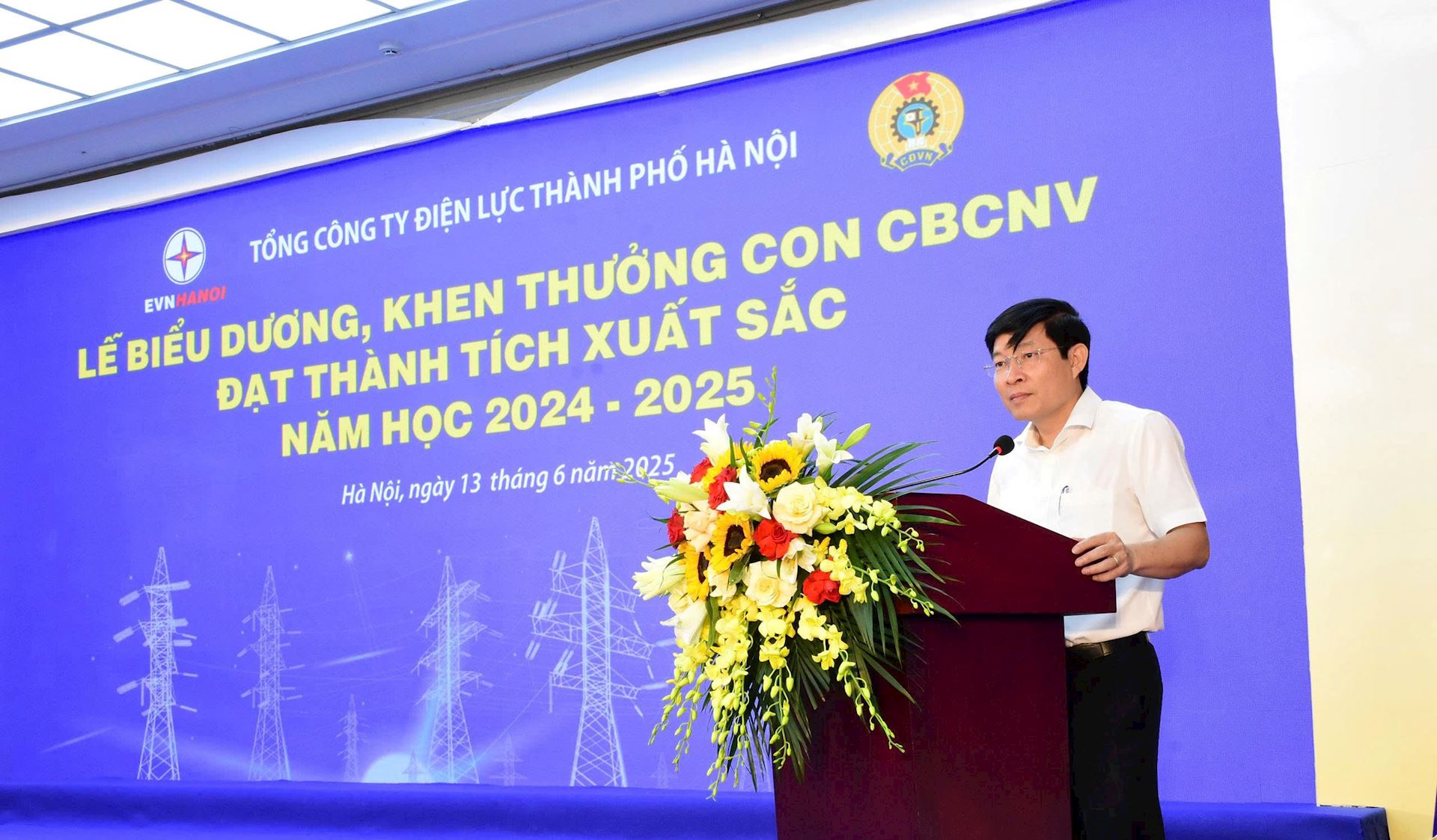 EVNHANOI tổ chức Lễ biểu dương khen thưởng con CBCNV có thành tích xuất sắc năm học 2024 – 2025 1