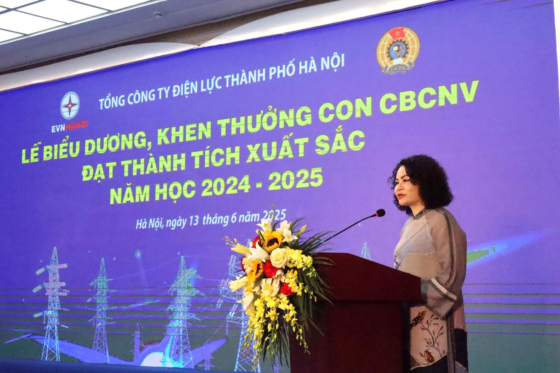 EVNHANOI tổ chức Lễ biểu dương khen thưởng con CBCNV có thành tích xuất sắc năm học 2024 – 2025 2