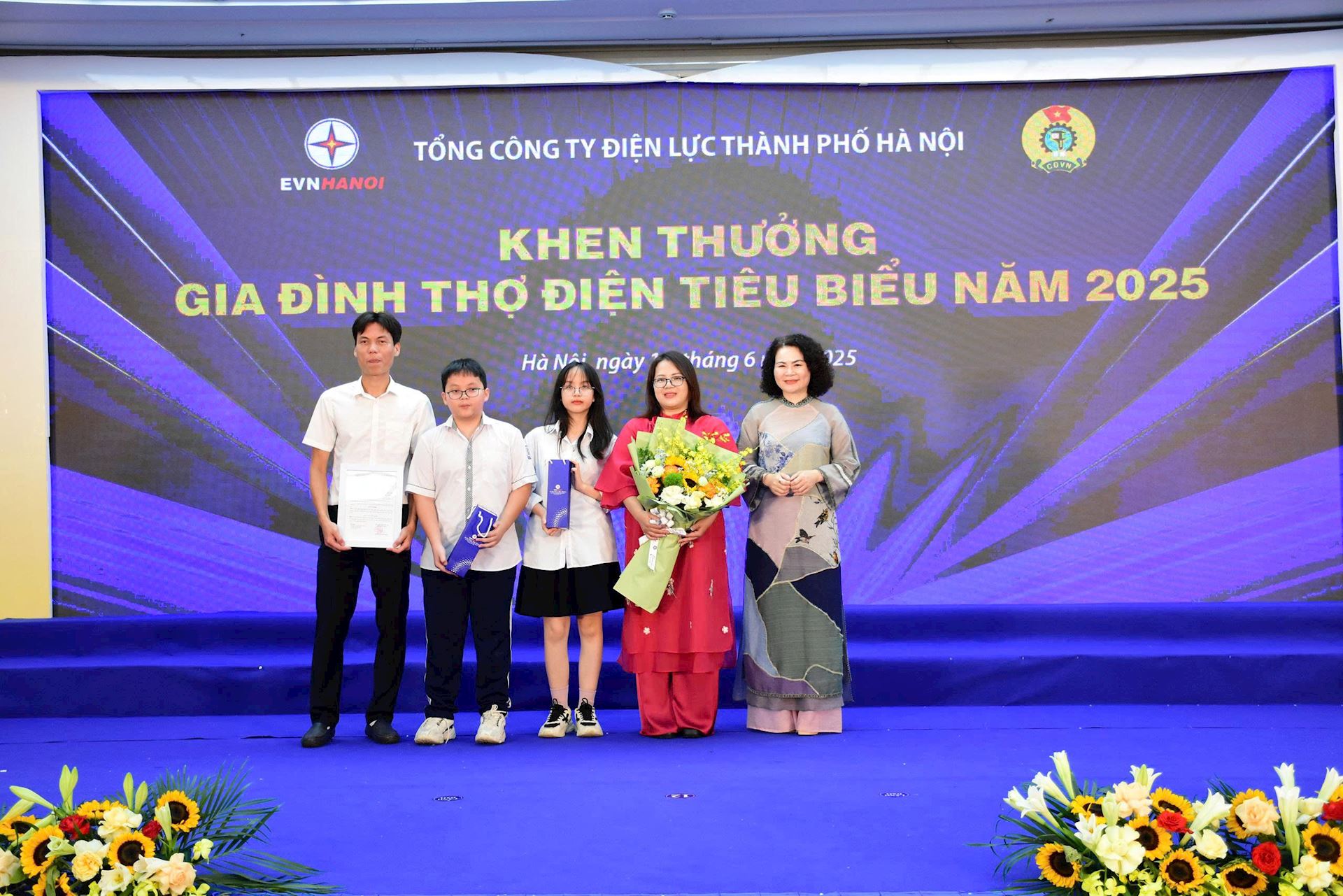 EVNHANOI tổ chức Lễ biểu dương khen thưởng con CBCNV có thành tích xuất sắc năm học 2024 – 2025 4