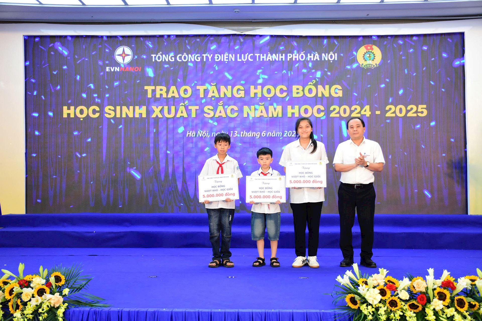 EVNHANOI tổ chức Lễ biểu dương khen thưởng con CBCNV có thành tích xuất sắc năm học 2024 – 2025 5