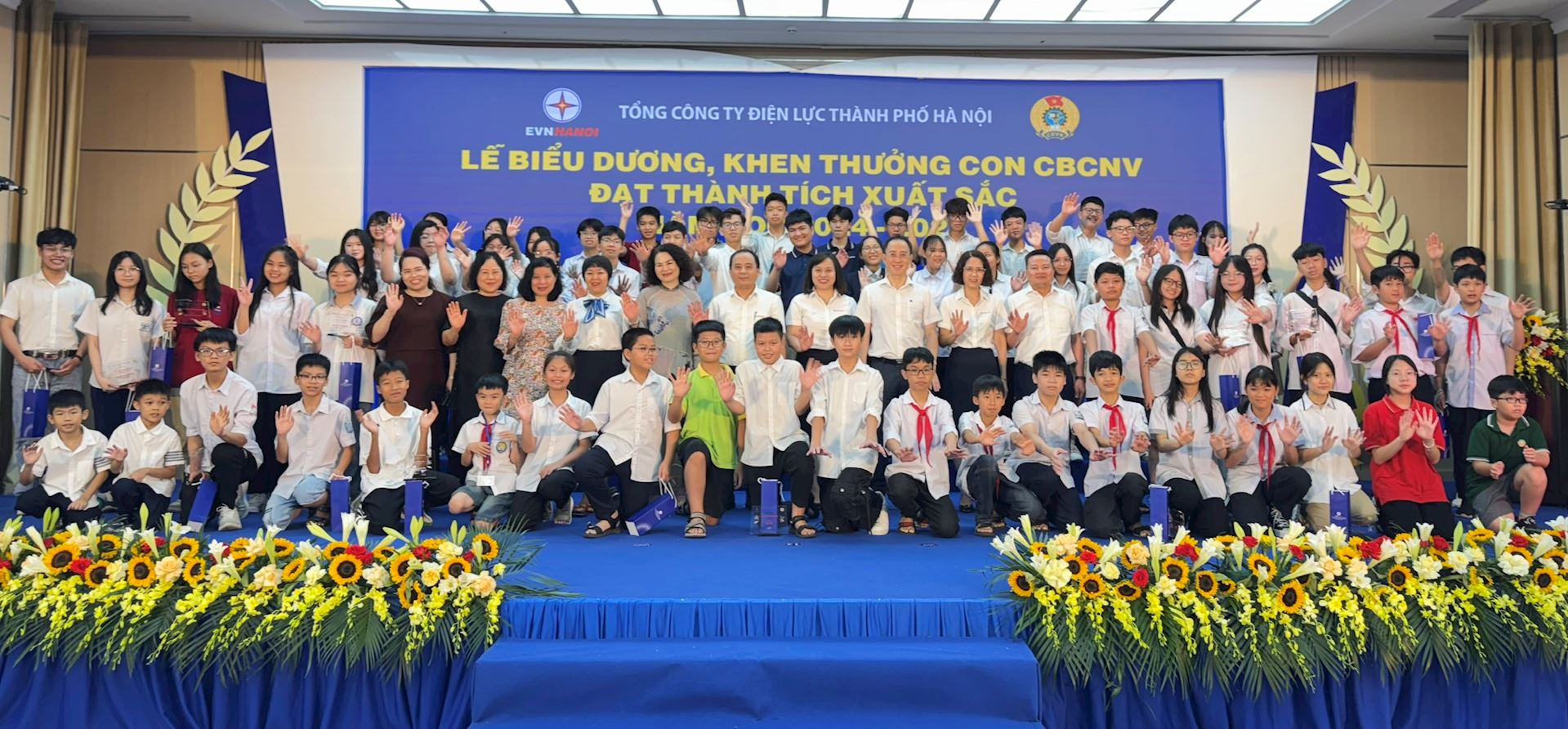 EVNHANOI tổ chức Lễ biểu dương khen thưởng con CBCNV có thành tích xuất sắc năm học 2024 – 2025