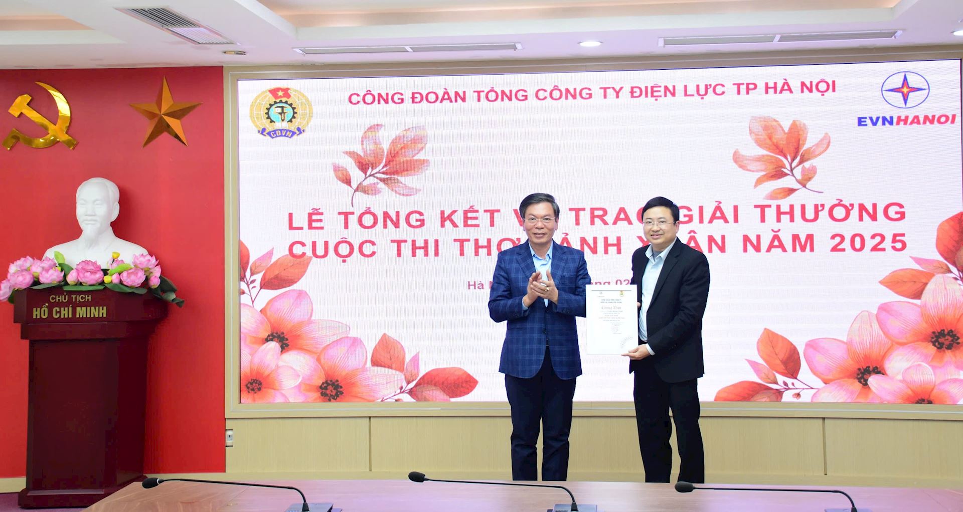 EVNHANOI Tổng kết và trao giải cuộc thi Thơ ảnh năm 2025 với chủ đề “Nét đẹp người lao động EVNHANOI” 12