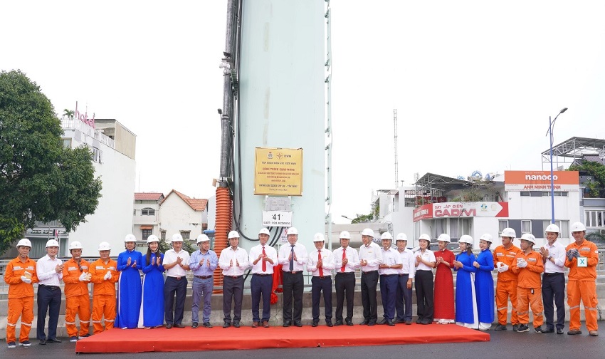 EVNHCMC tổ chức Lễ gắn biến công trình thi đua “Đường dây 220kV Cát Lái – Tân Cảng” chào mừng 80 năm Cách mạng tháng 8 và Quốc khánh 02/9.
