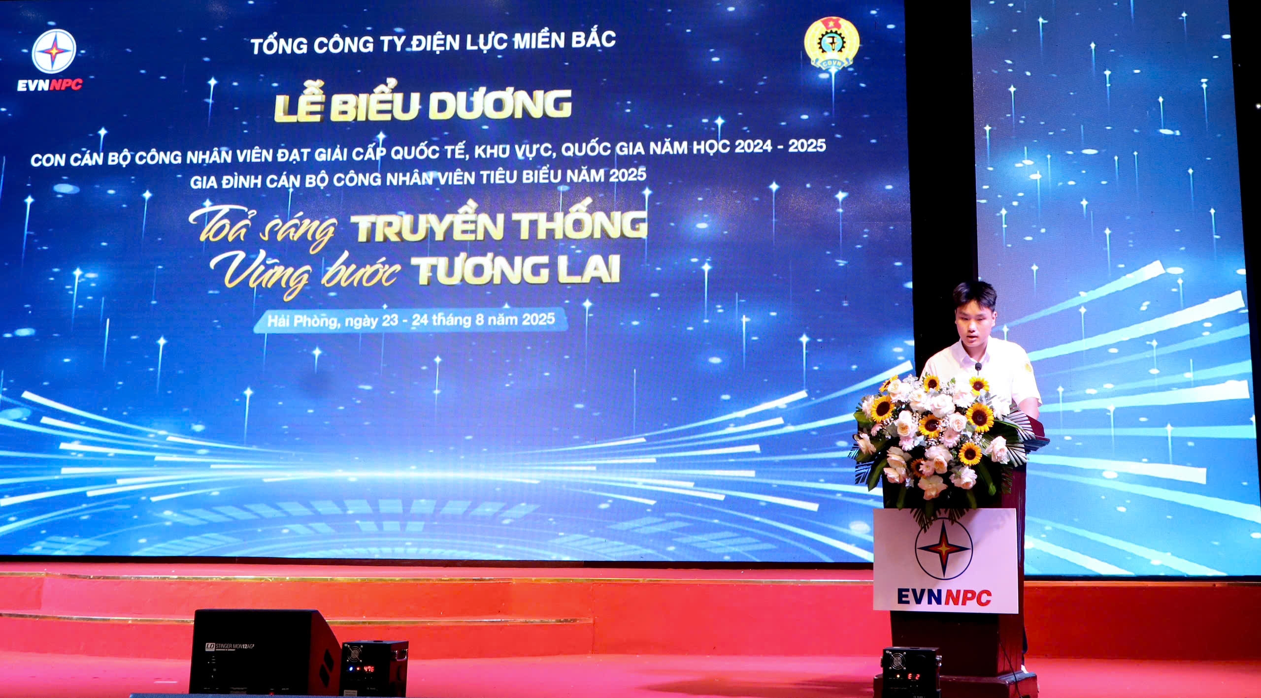 EVNNPC tổ chức lễ biểu dương con CBCNV đạt thành tích học sinh giỏi và gia đình CBCNV tiêu biểu năm 2025 2