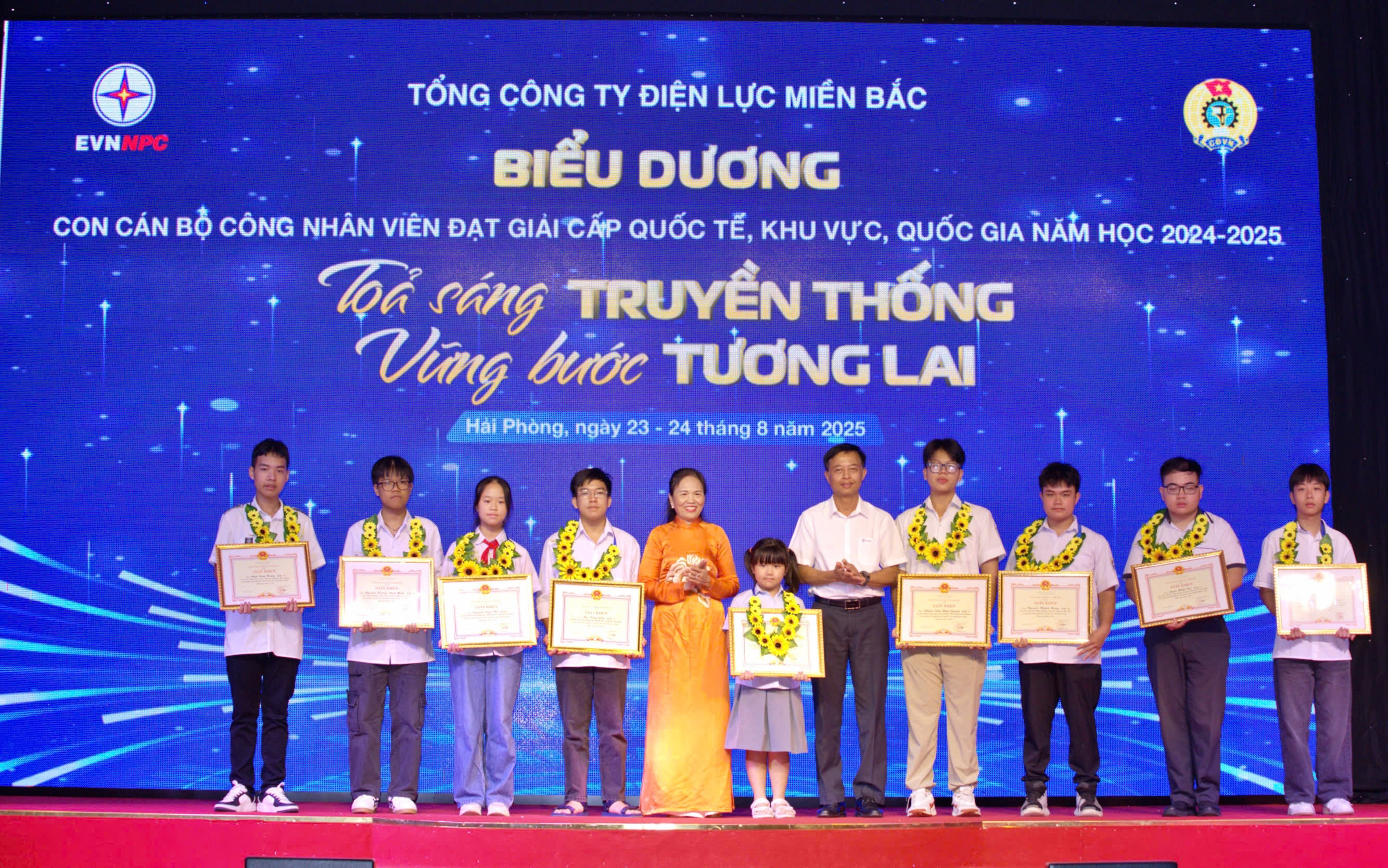 EVNNPC tổ chức lễ biểu dương con CBCNV đạt thành tích học sinh giỏi và gia đình CBCNV tiêu biểu năm 2025 3