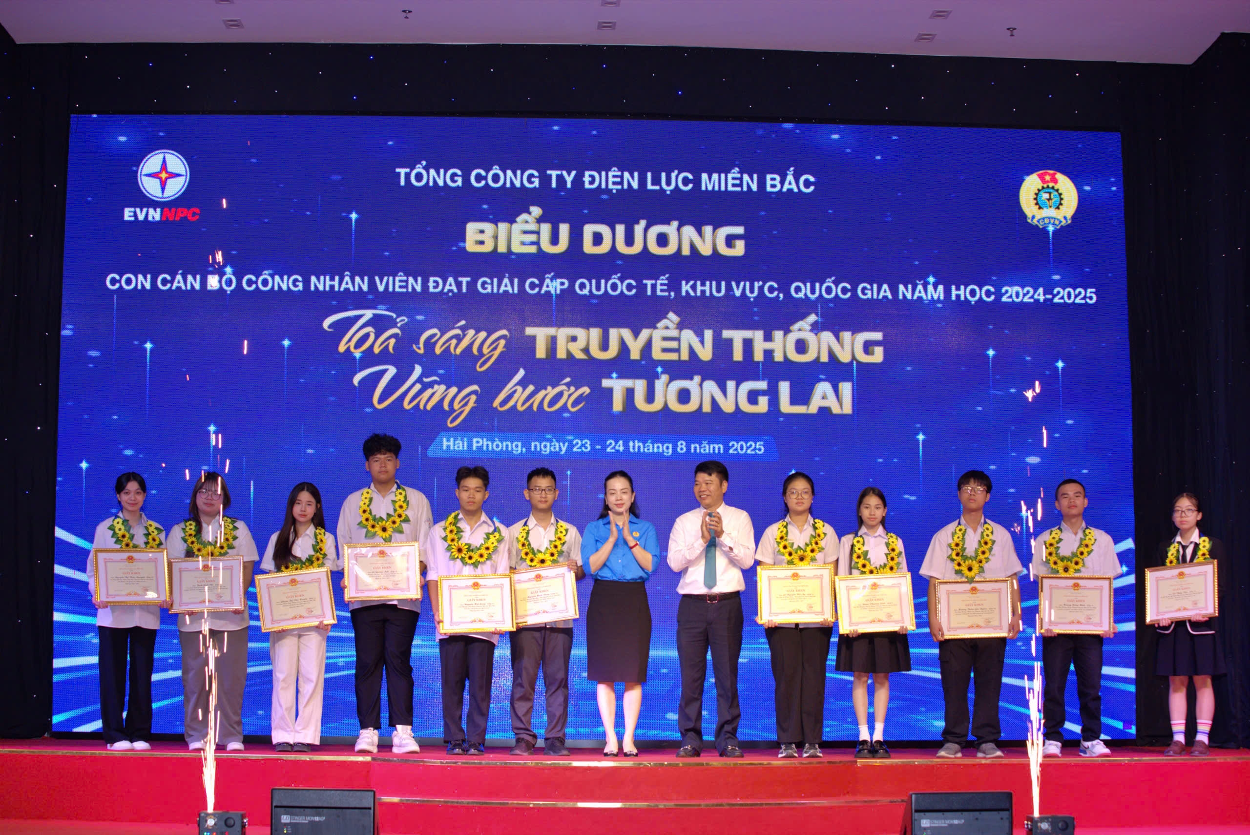 EVNNPC tổ chức lễ biểu dương con CBCNV đạt thành tích học sinh giỏi và gia đình CBCNV tiêu biểu năm 2025 4