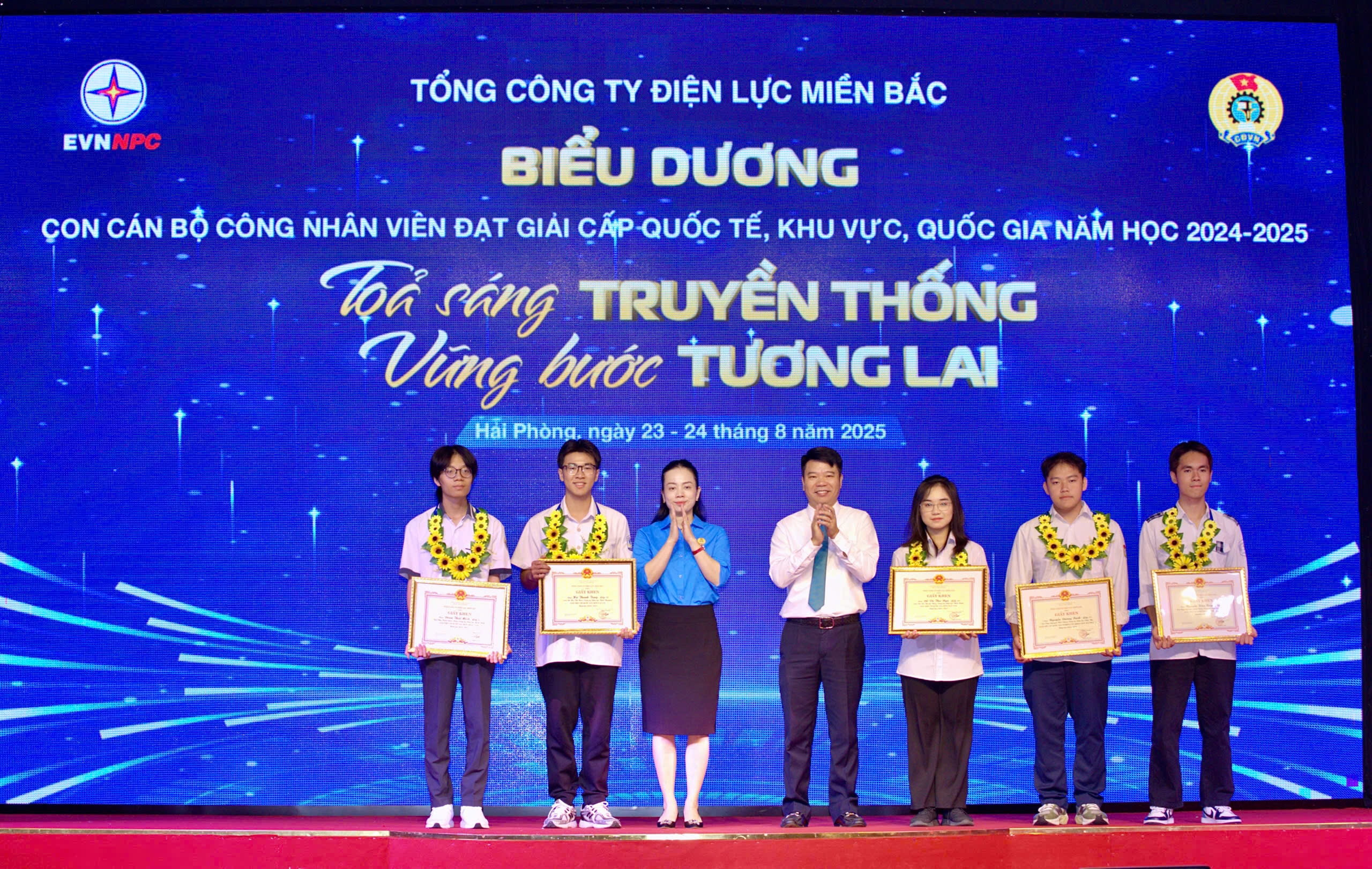 EVNNPC tổ chức lễ biểu dương con CBCNV đạt thành tích học sinh giỏi và gia đình CBCNV tiêu biểu năm 2025 5