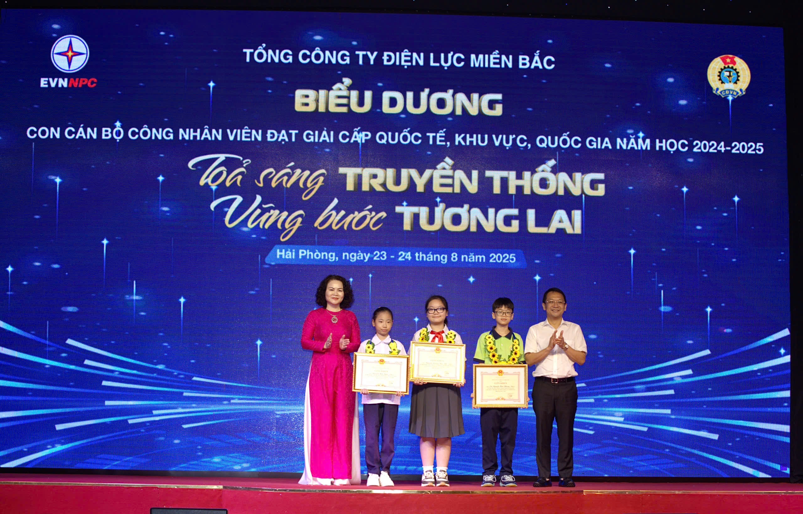 EVNNPC tổ chức lễ biểu dương con CBCNV đạt thành tích học sinh giỏi và gia đình CBCNV tiêu biểu năm 2025 6