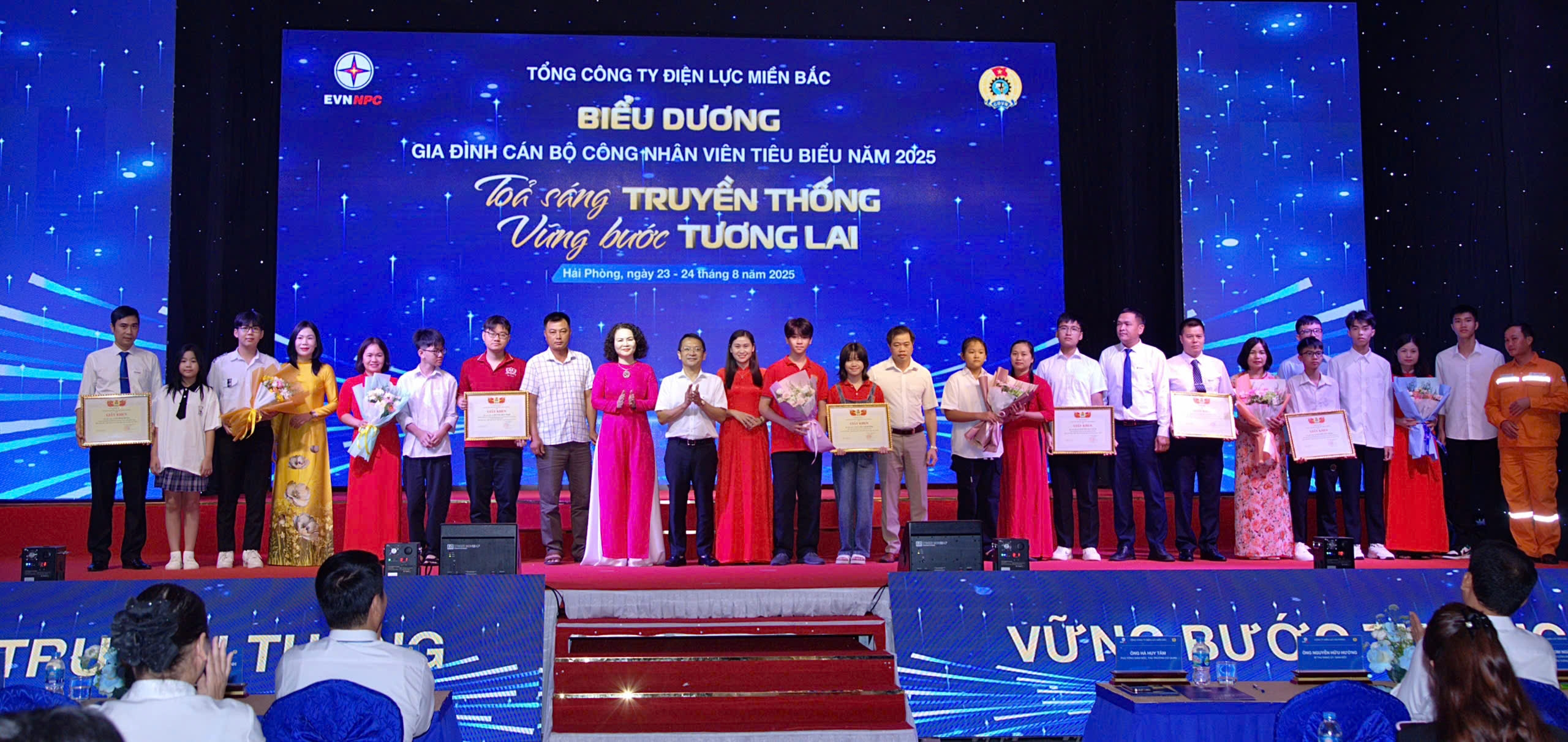 EVNNPC tổ chức lễ biểu dương con CBCNV đạt thành tích học sinh giỏi và gia đình CBCNV tiêu biểu năm 2025 7