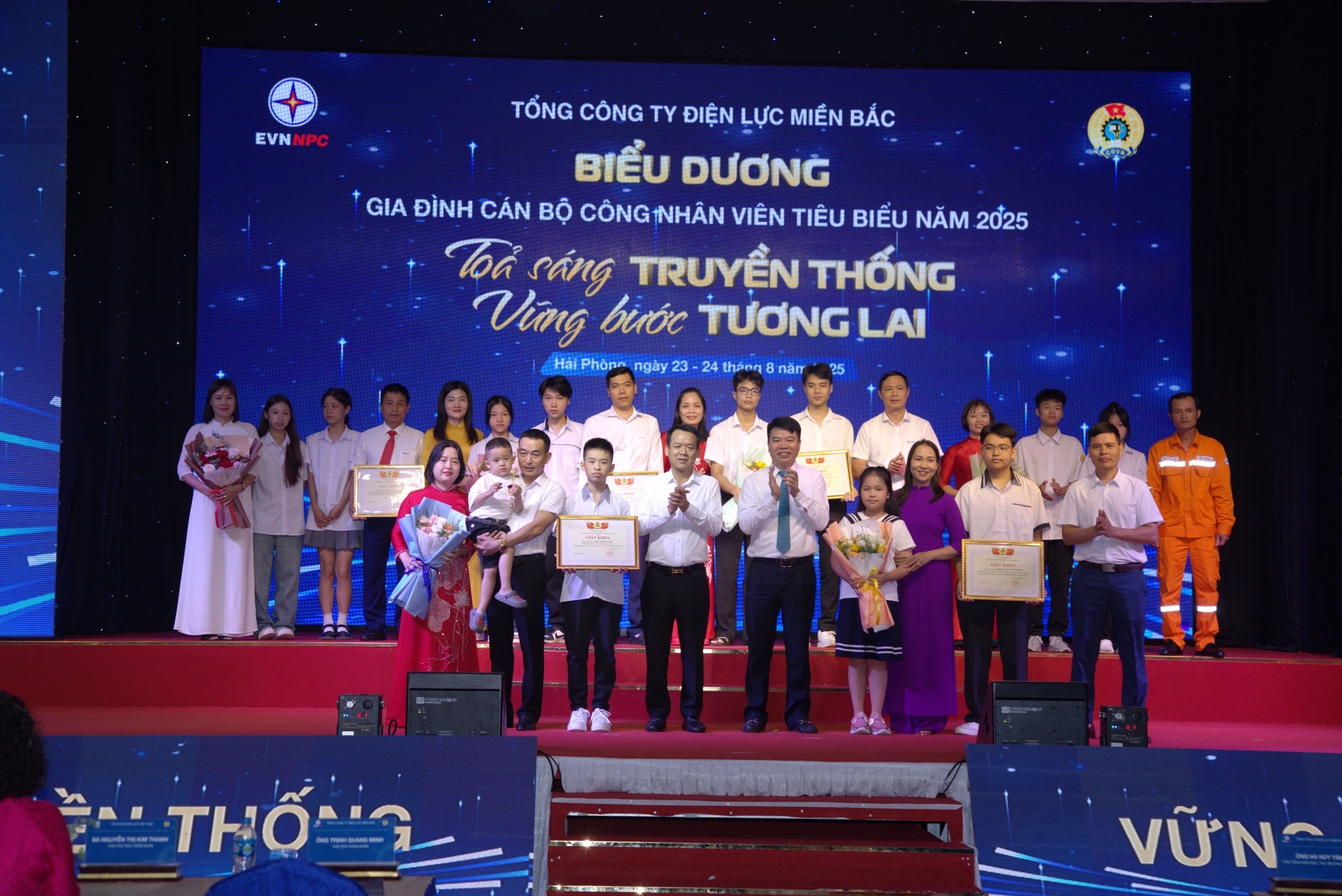 EVNNPC tổ chức lễ biểu dương con CBCNV đạt thành tích học sinh giỏi và gia đình CBCNV tiêu biểu năm 2025 8