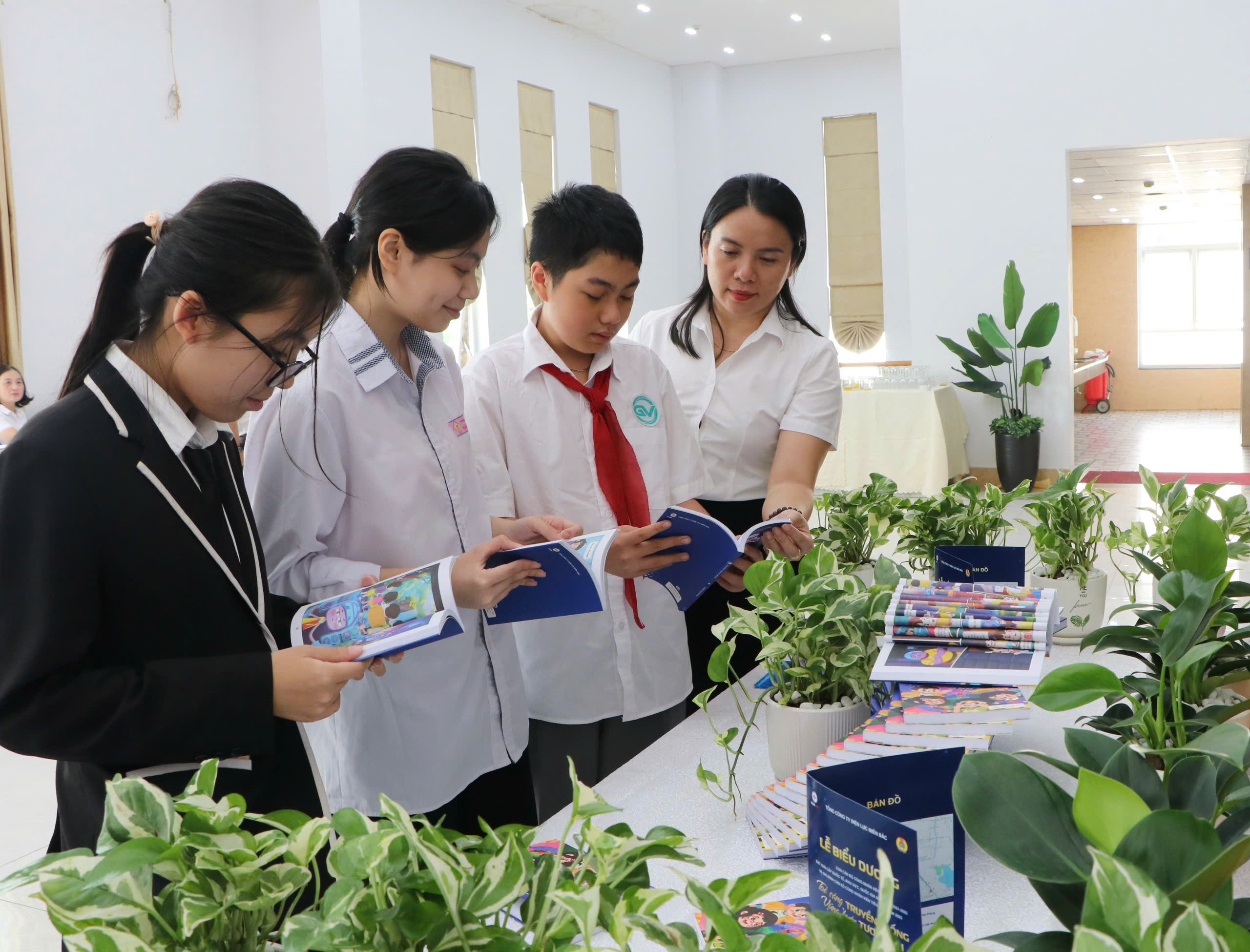 EVNNPC tổ chức lễ biểu dương con CBCNV đạt thành tích học sinh giỏi và gia đình CBCNV tiêu biểu năm 2025 9
