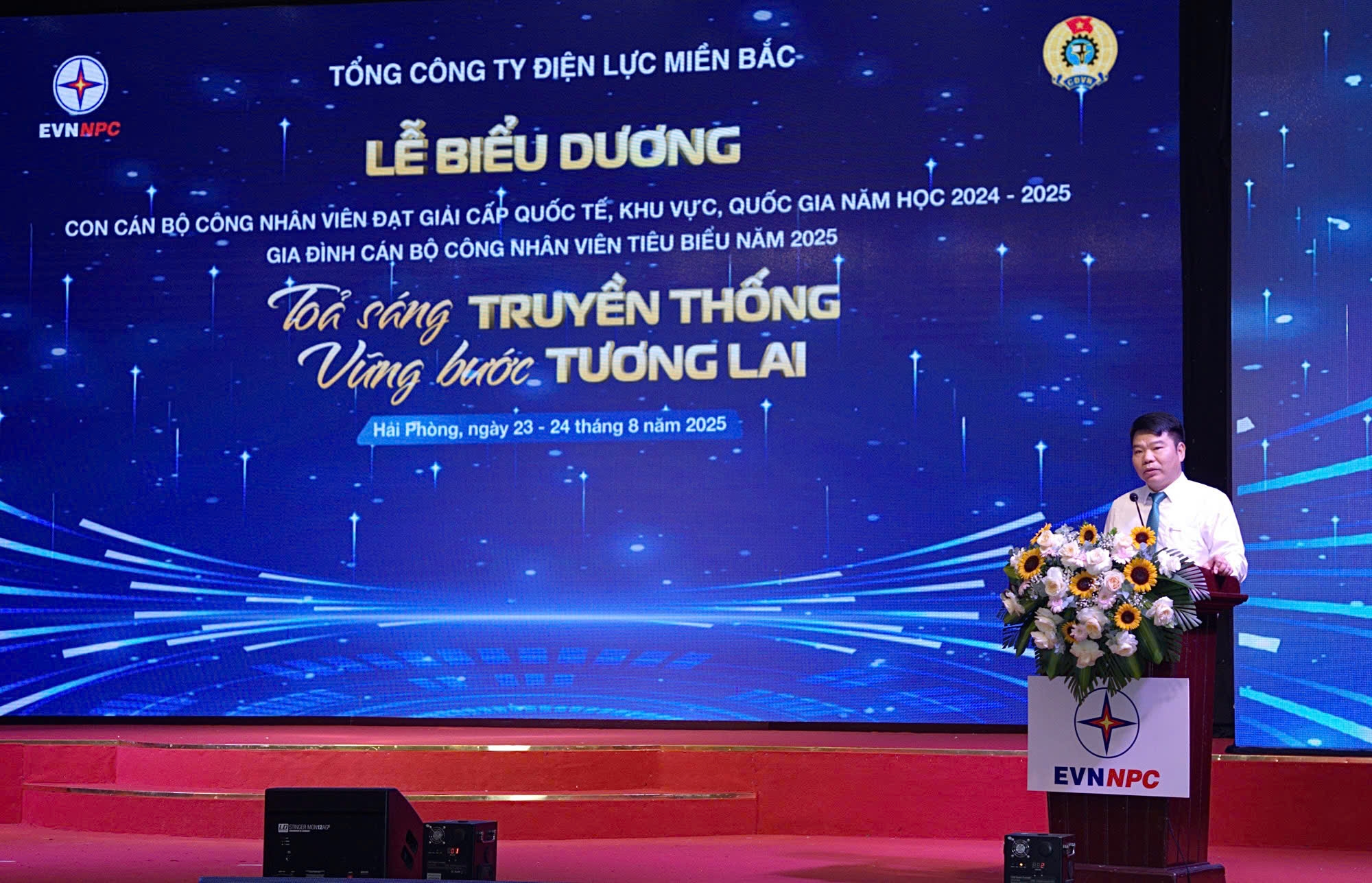 EVNNPC tổ chức lễ biểu dương con CBCNV đạt thành tích học sinh giỏi và gia đình CBCNV tiêu biểu năm 2025