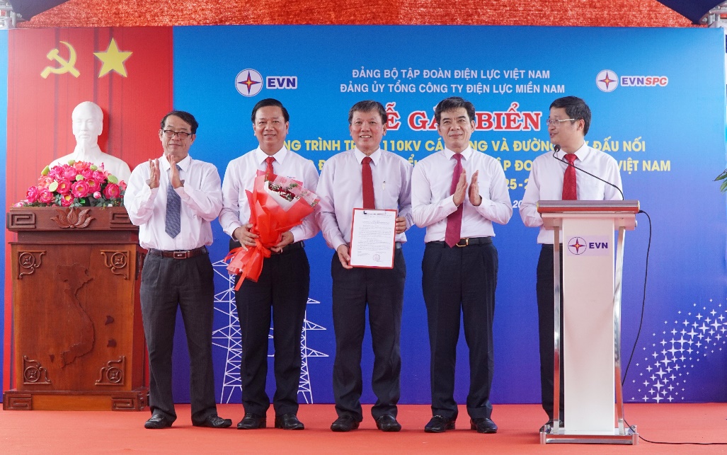 EVNSPC gắn biển hai công trình chào mừng Đại hội đại biểu Đảng bộ Tập đoàn Điện lực Việt Nam lần thứ IV 1