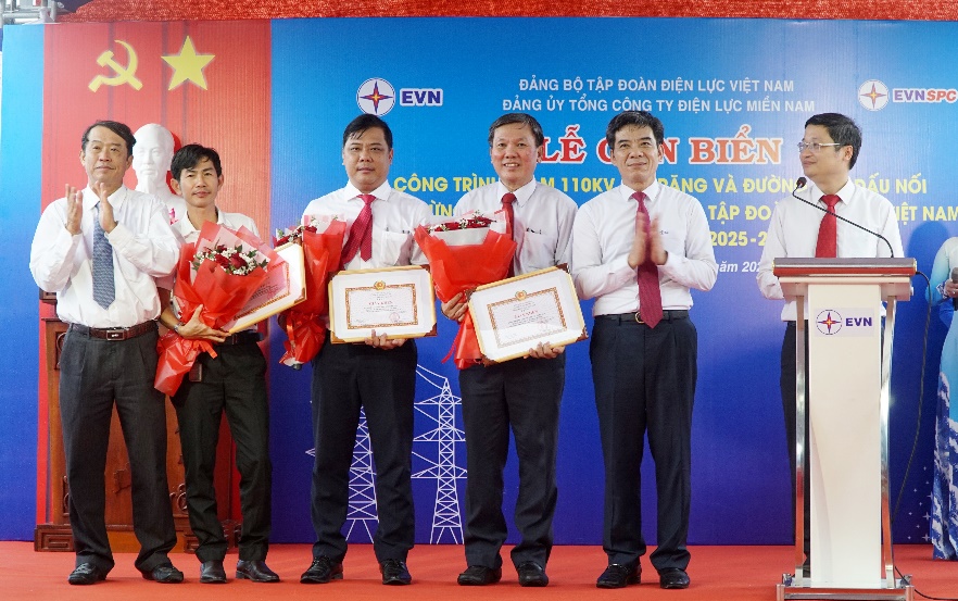 EVNSPC gắn biển hai công trình chào mừng Đại hội đại biểu Đảng bộ Tập đoàn Điện lực Việt Nam lần thứ IV 5
