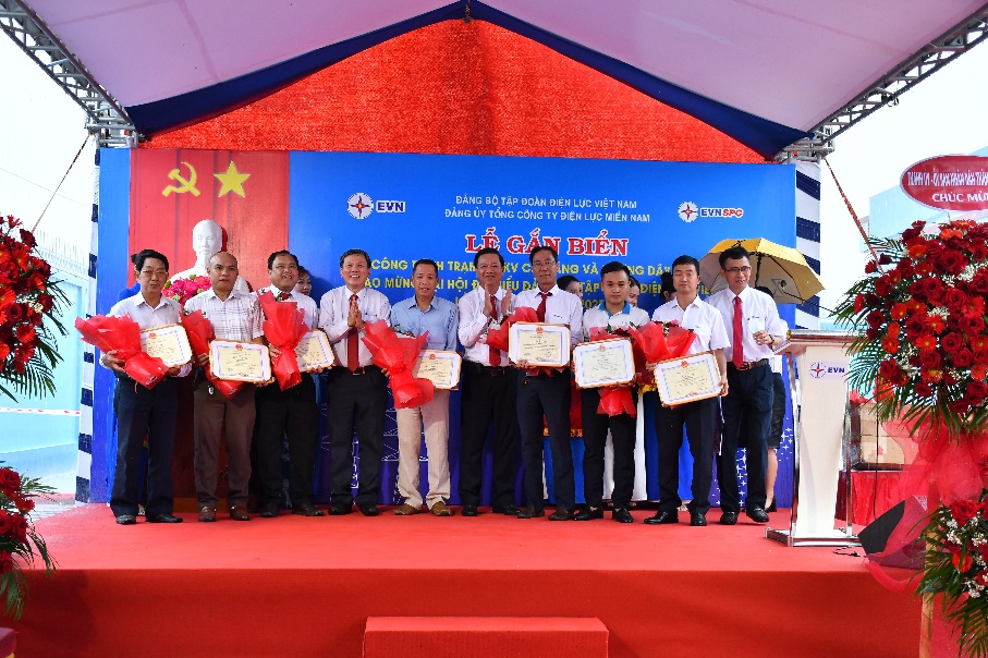 EVNSPC gắn biển hai công trình chào mừng Đại hội đại biểu Đảng bộ Tập đoàn Điện lực Việt Nam lần thứ IV 6