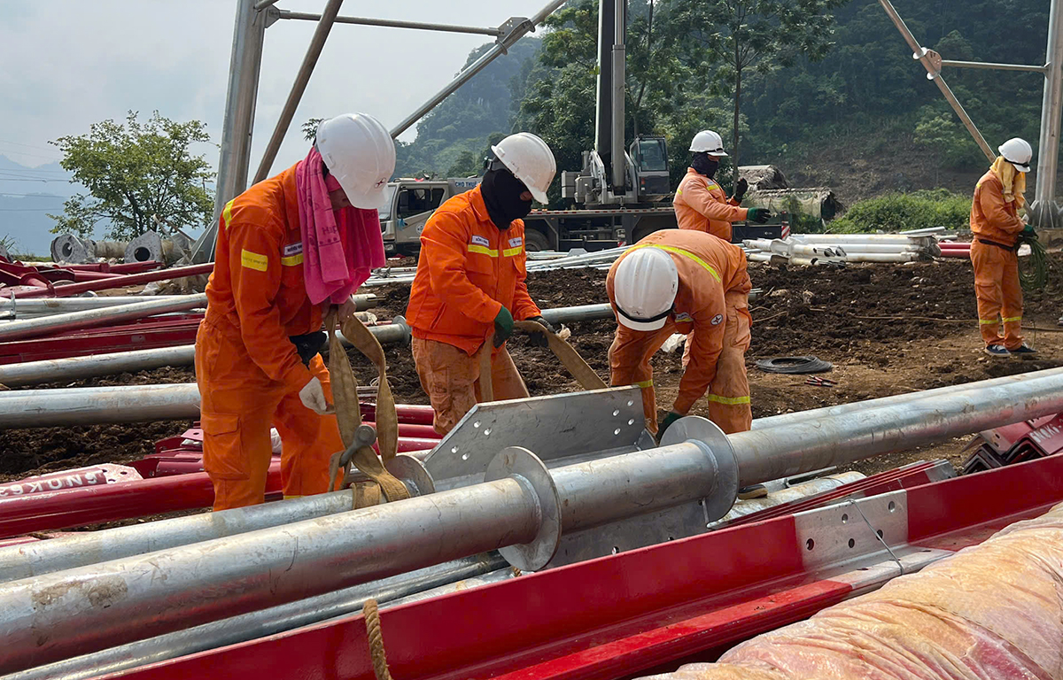 Gần 600 kỹ sư, công nhân EVNNPT “tiếp sức” cho Dự án đường dây 500kV Lào Cai - Vĩnh Yên 1