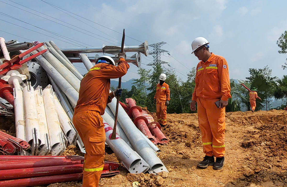 Gần 600 kỹ sư, công nhân EVNNPT “tiếp sức” cho Dự án đường dây 500kV Lào Cai - Vĩnh Yên 5
