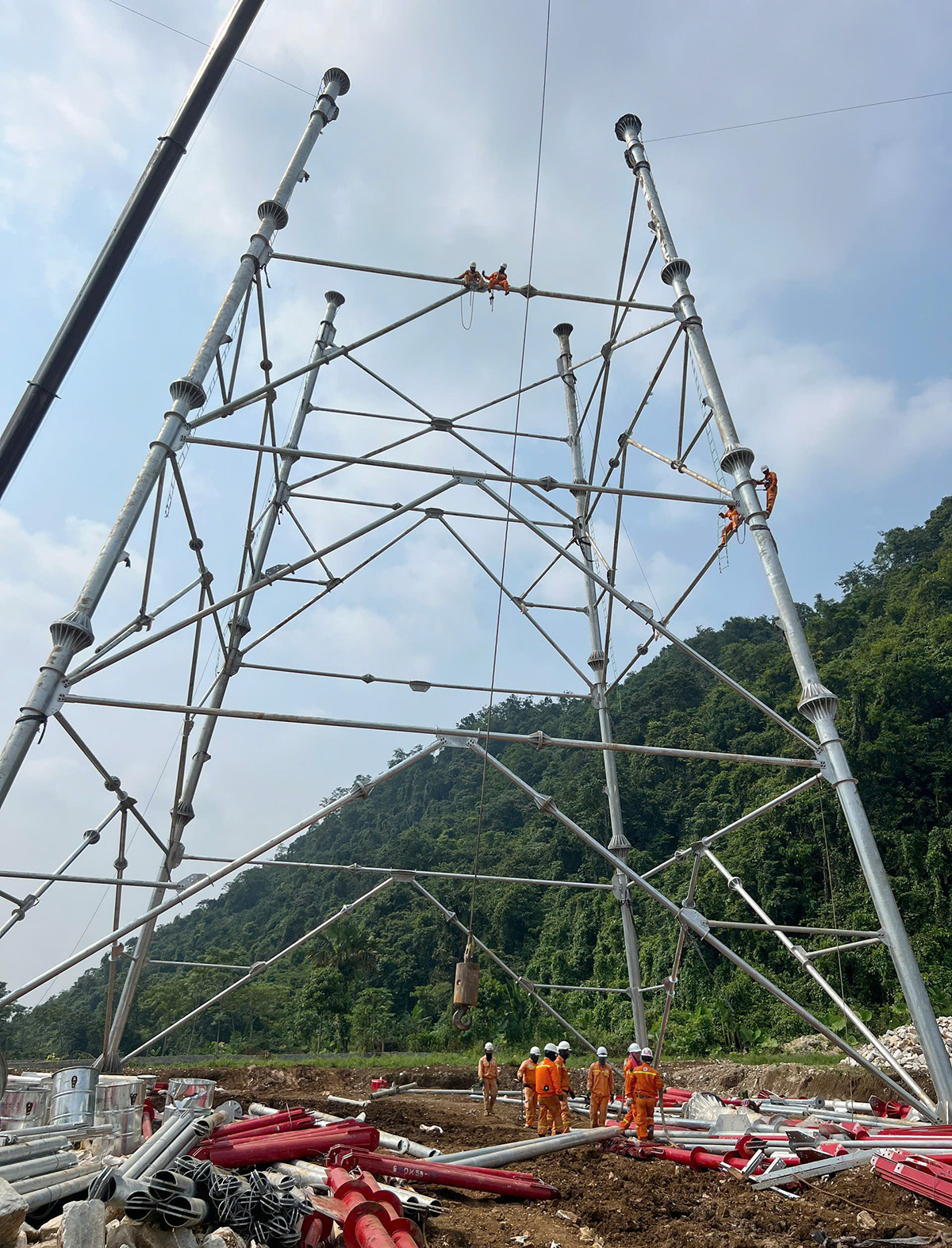 Gần 600 kỹ sư, công nhân EVNNPT “tiếp sức” cho Dự án đường dây 500kV Lào Cai - Vĩnh Yên