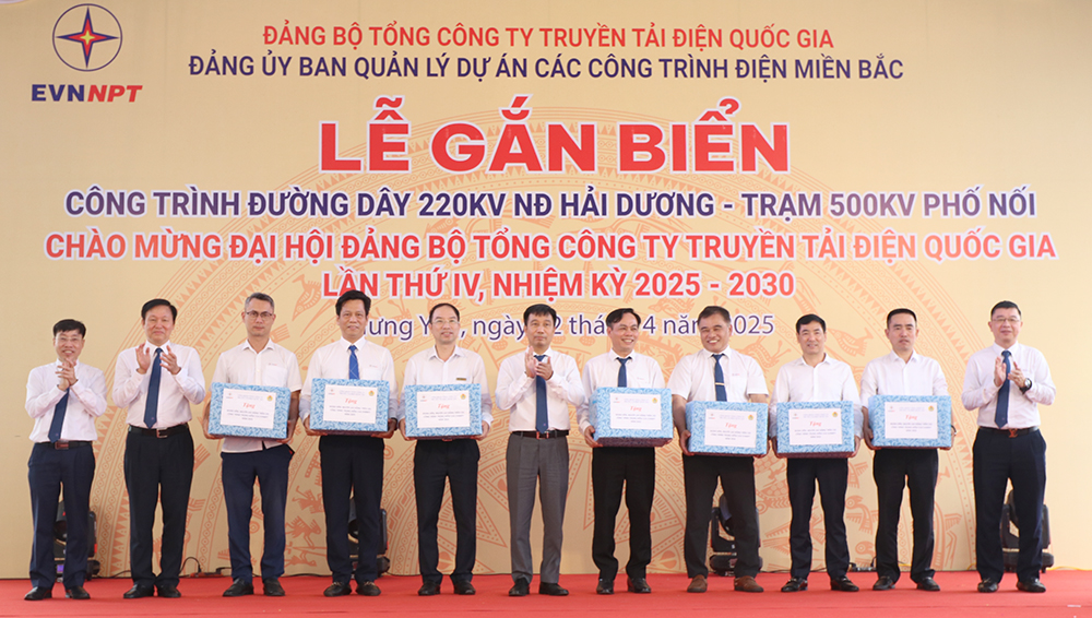Gắn biển Công trình đường dây 220kV Nhiệt điện Hải Dương – Trạm 500kV Phố Nối chào mừng Đại hội Đảng bộ EVNNPT lần thứ IV 1