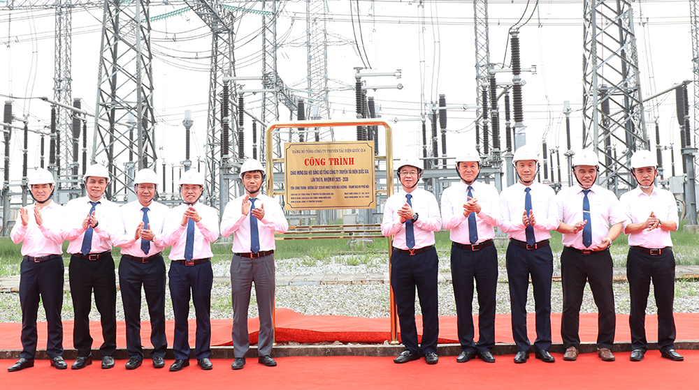 Gắn biển Công trình đường dây 220kV Nhiệt điện Hải Dương – Trạm 500kV Phố Nối chào mừng Đại hội Đảng bộ EVNNPT lần thứ IV 2