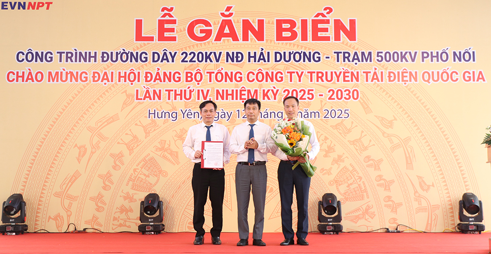 Gắn biển Công trình đường dây 220kV Nhiệt điện Hải Dương – Trạm 500kV Phố Nối chào mừng Đại hội Đảng bộ EVNNPT lần thứ IV