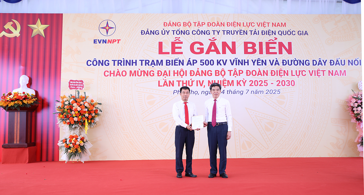 Gắn biển công trình Trạm biến áp 500kV Vĩnh Yên và đường dây đấu nối – Công trình chào mừng Đại hội Đảng bộ EVN lần thứ IV