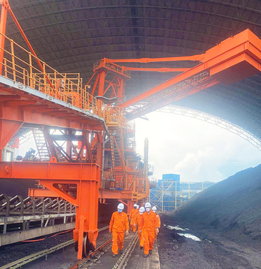 Giám đốc Nhà máy Nhiệt điện Vĩnh Tân 4 kiểm tra toàn diện các vị trí sản xuất nhân Tháng hành động về An toàn vệ sinh lao động năm 2025 3