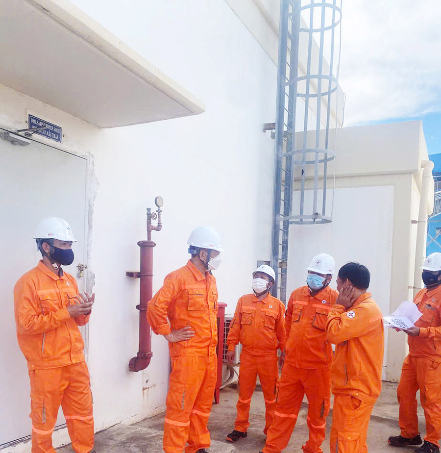 Giám đốc Nhà máy Nhiệt điện Vĩnh Tân 4 kiểm tra toàn diện các vị trí sản xuất nhân Tháng hành động về An toàn vệ sinh lao động năm 2025 4