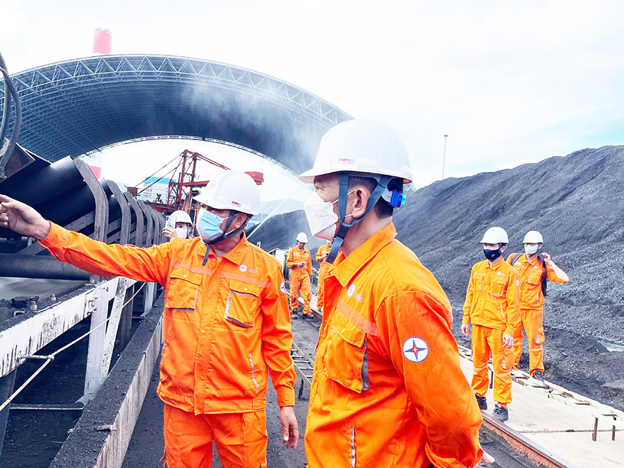 Giám đốc Nhà máy Nhiệt điện Vĩnh Tân 4 kiểm tra toàn diện các vị trí sản xuất nhân Tháng hành động về An toàn vệ sinh lao động năm 2025