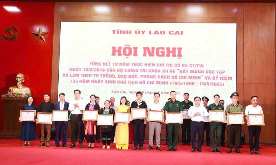 Giám đốc PC Lào Cai được tuyên dương điển hình học Bác cấp tỉnh