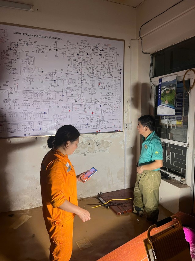 Giữ sáng niềm tin trong mưa lũ – Công ty Điện lực Cao Bằng cấp lại điện cho hơn 13.000 khách hàng 1