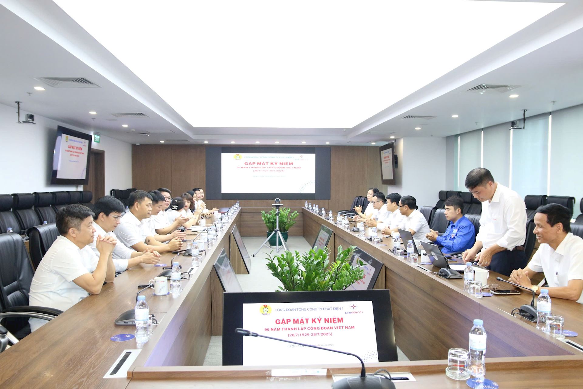 Giữ vững ngọn lửa niềm tin - Công đoàn Việt Nam bước vào kỷ nguyên mới nhân dịp kỷ niệm 96 năm Công đoàn Việt Nam (28/7/1929 – 28/7/2025)