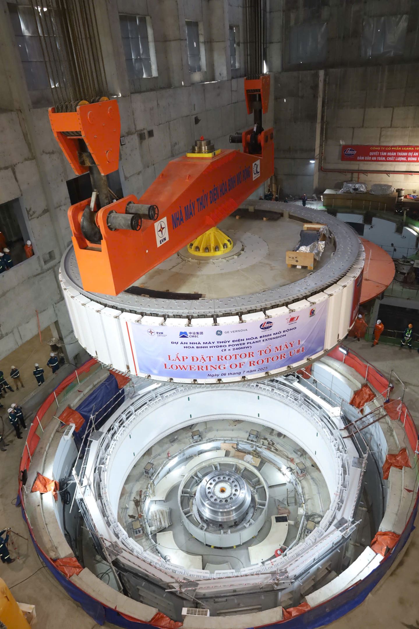 Hạ đặt thành công Rotor tổ máy số 1 dự án thủy điện Hòa Bình mở rộng 1