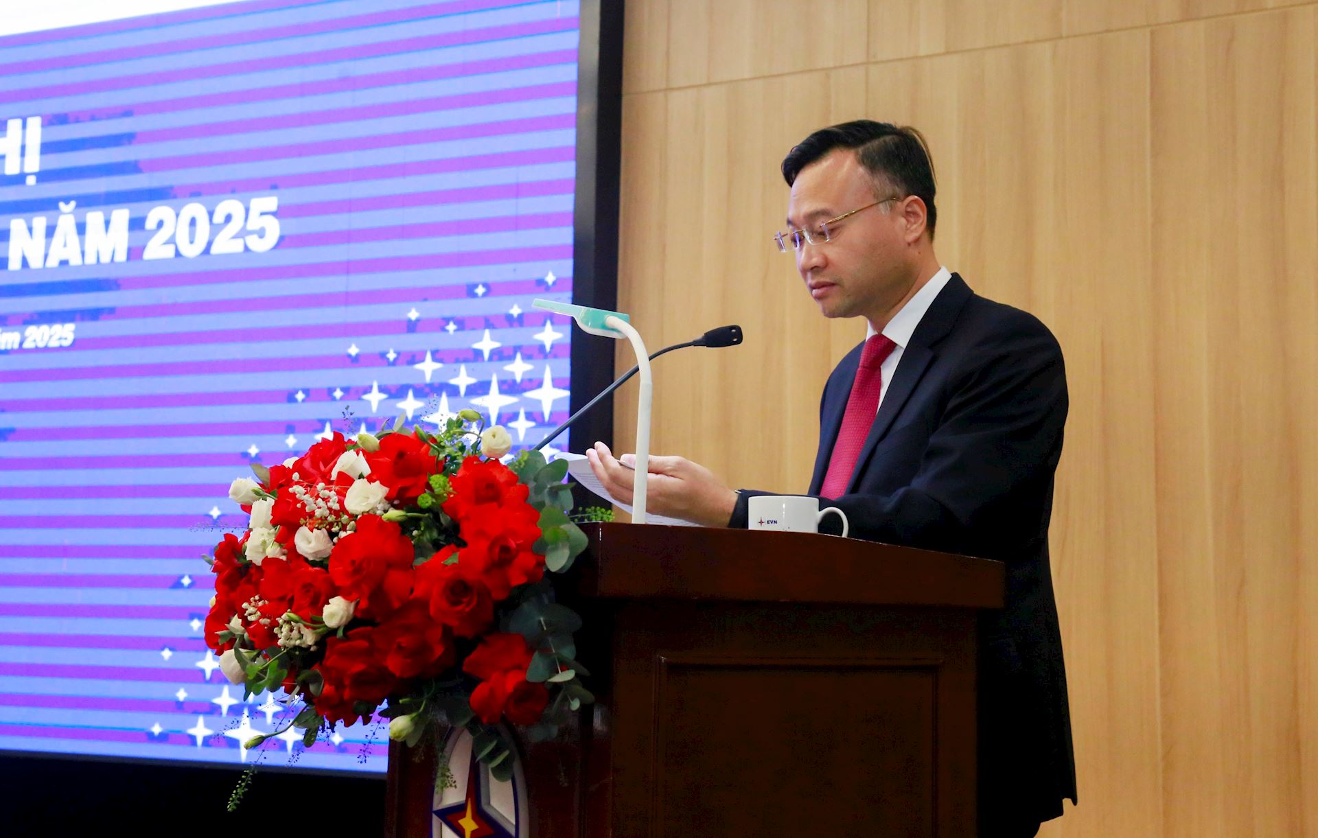 Hội nghị Người lao động EVN 2025: Tiếp tục quan tâm, cải thiện, nâng cao đời sống người lao động 3