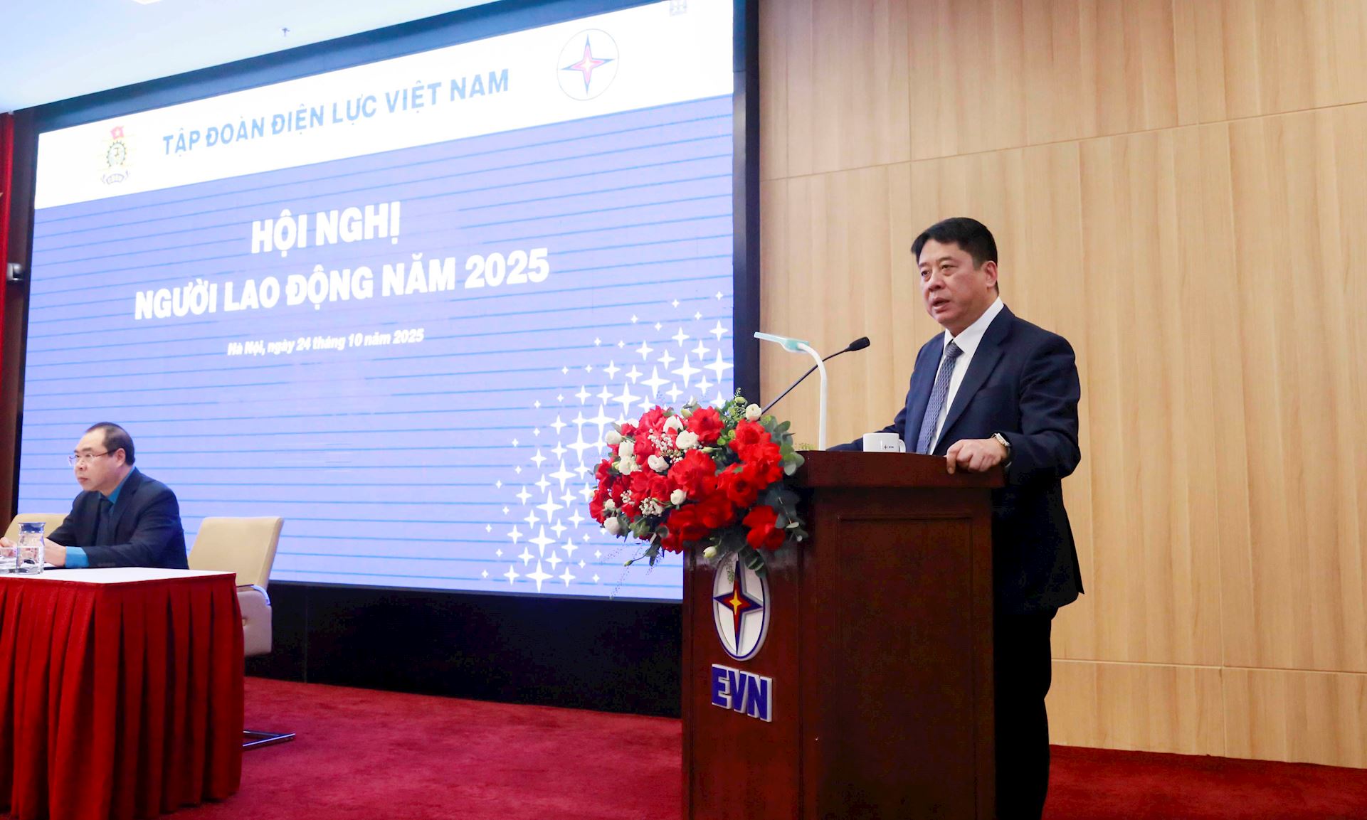 Hội nghị Người lao động EVN 2025: Tiếp tục quan tâm, cải thiện, nâng cao đời sống người lao động 5