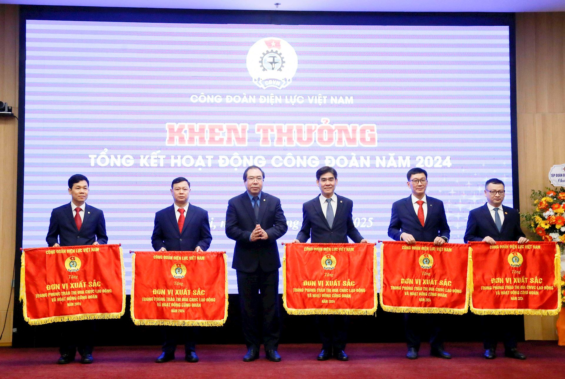 Hội nghị Tổng kết công tác Công đoán năm 2024, triển khai nhiệm vụ năm 2025 Công đoàn Điện lực Việt Nam. 9