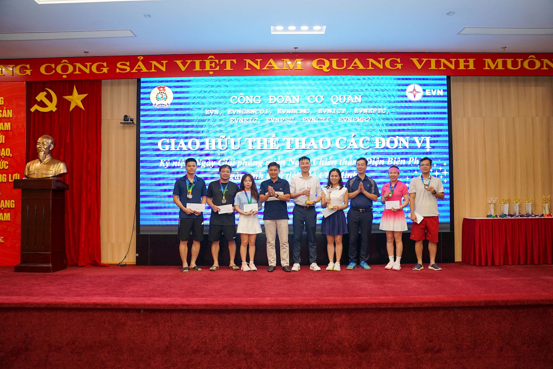 Hơn 100 vận động viên tham gia giao hữu thể thao do Công đoàn Cơ quan EVN tổ chức 1