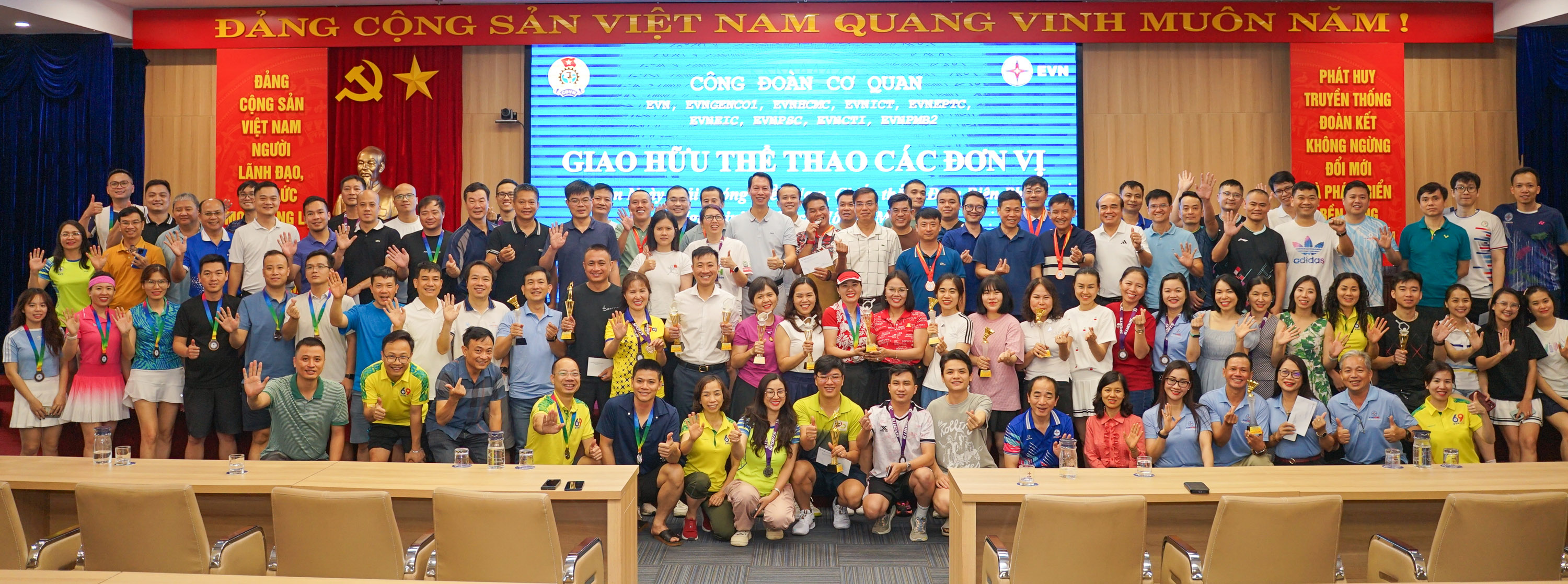 Hơn 100 vận động viên tham gia giao hữu thể thao do Công đoàn Cơ quan EVN tổ chức