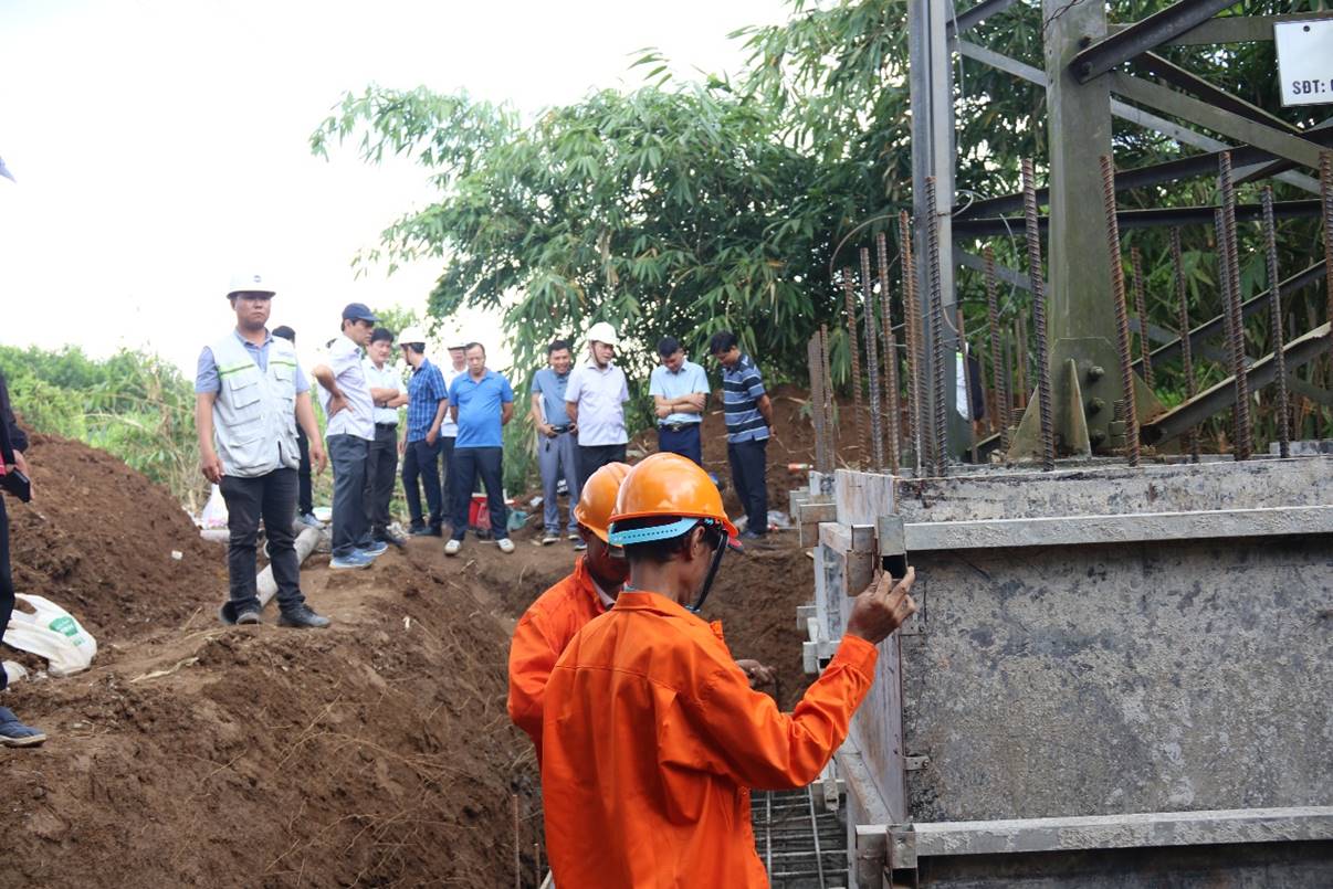 Hơn 800 người thi công xuyên Lễ trên các công trình lưới điện khu vực miền Nam 2