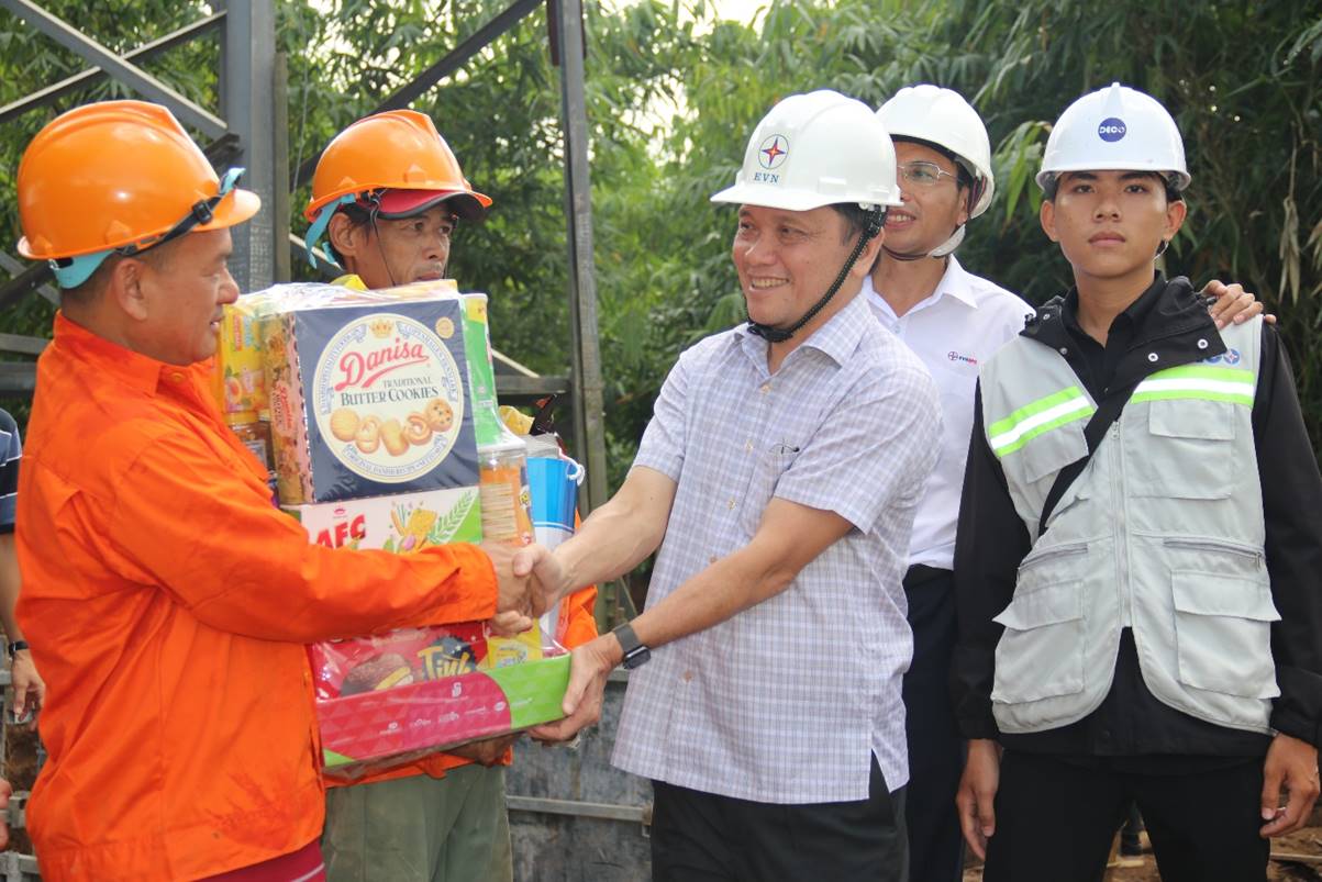 Hơn 800 người thi công xuyên Lễ trên các công trình lưới điện khu vực miền Nam 3