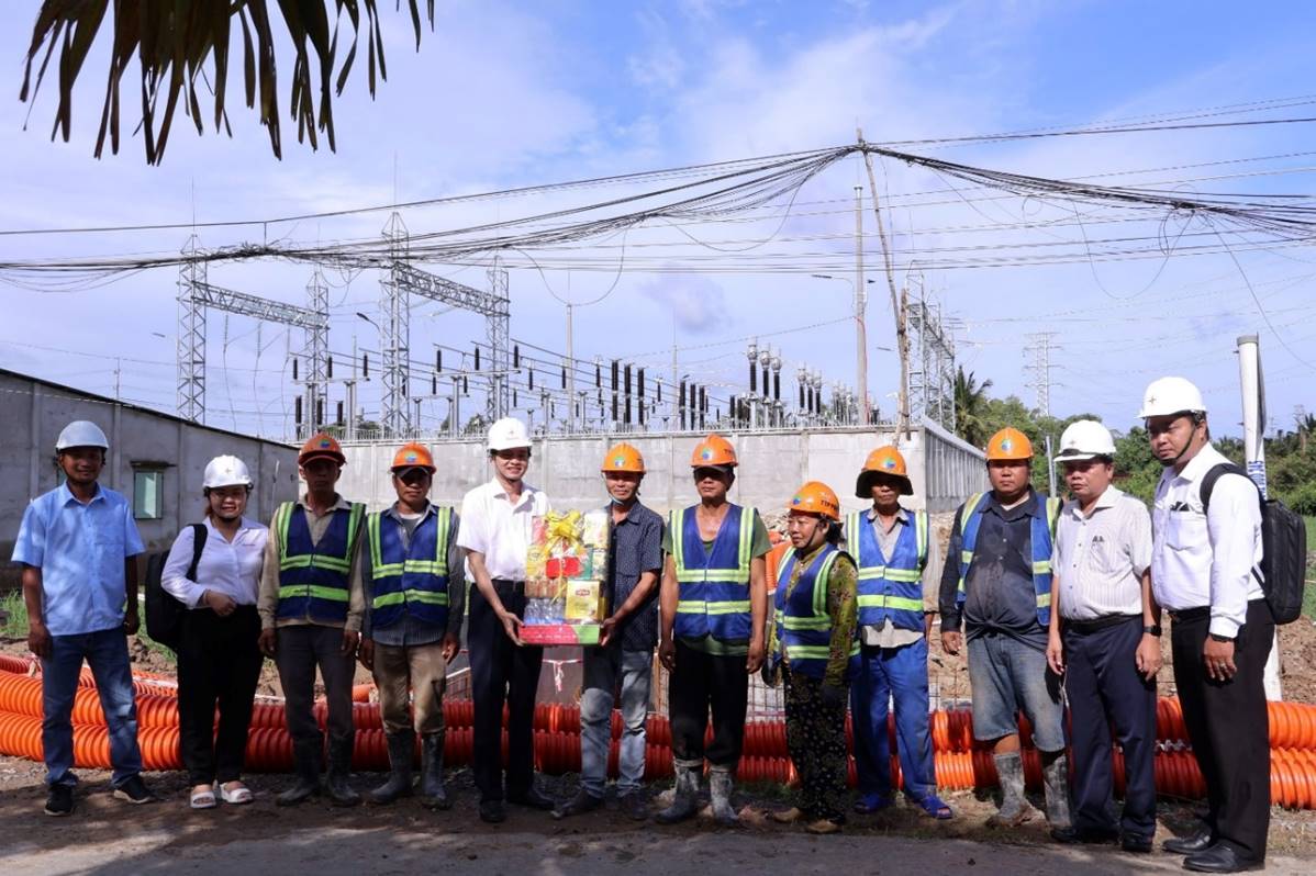 Hơn 800 người thi công xuyên Lễ trên các công trình lưới điện khu vực miền Nam 4