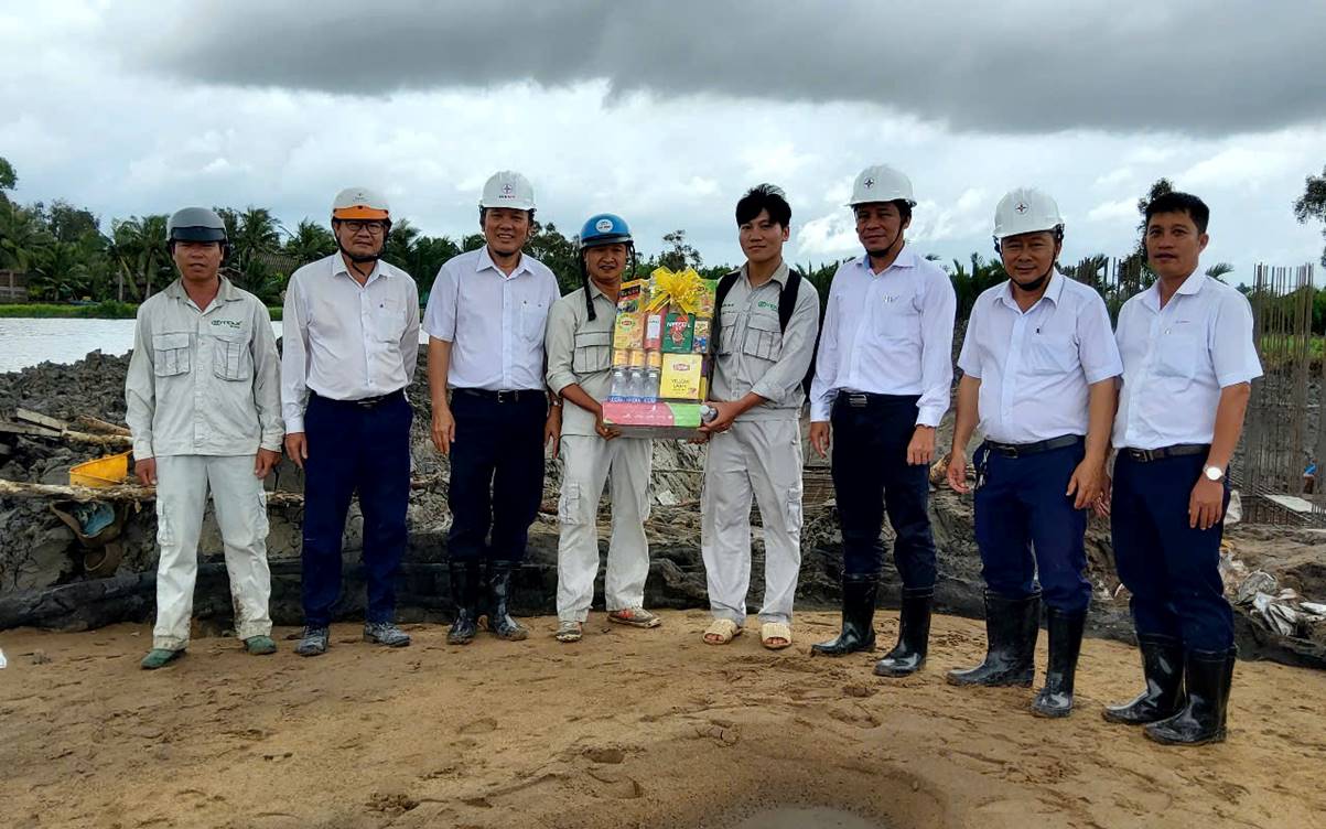 Hơn 800 người thi công xuyên Lễ trên các công trình lưới điện khu vực miền Nam 5