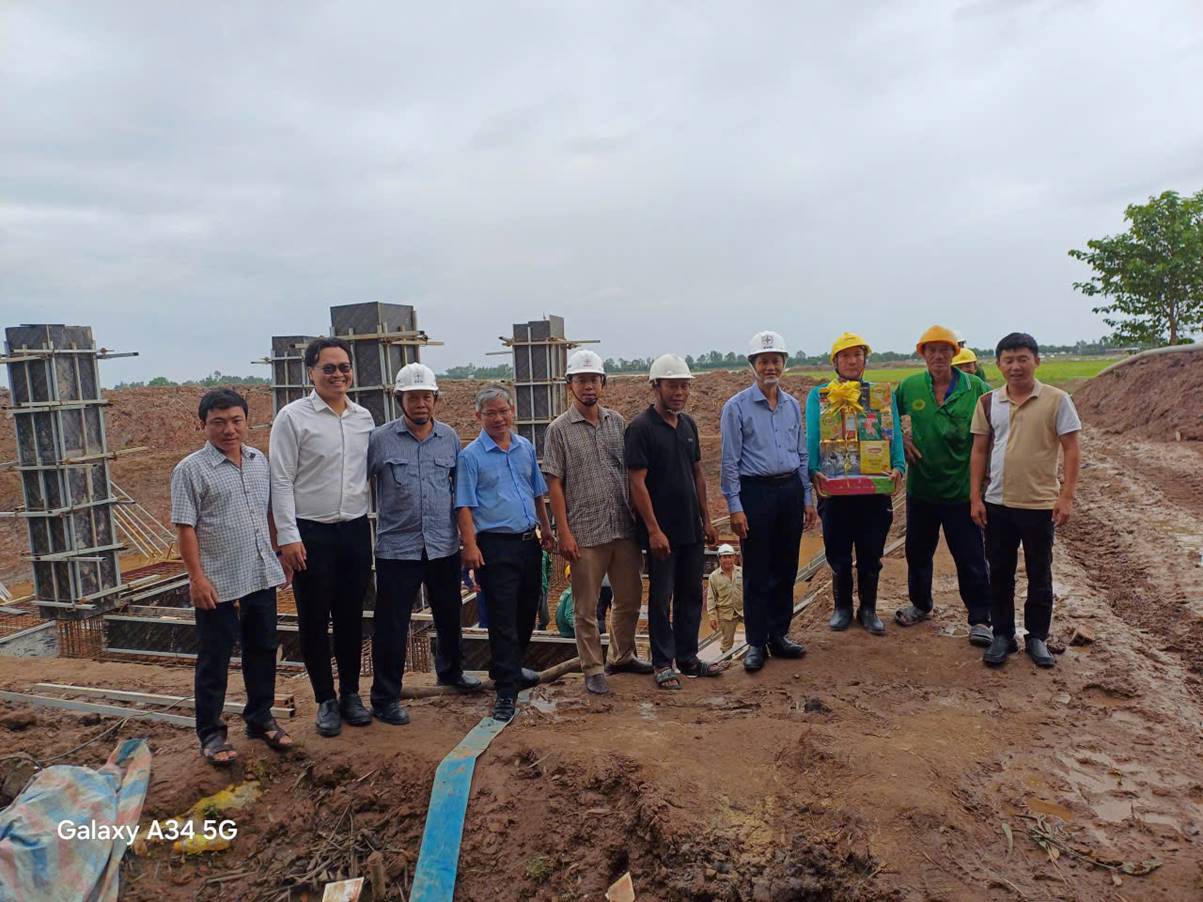 Hơn 800 người thi công xuyên Lễ trên các công trình lưới điện khu vực miền Nam 9