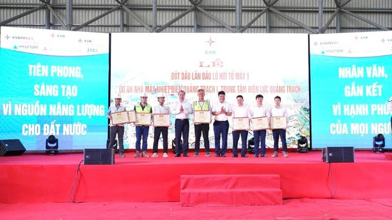 Khen thưởng hoàn thành vượt tiến độ tại Lễ đốt lần đầu lò hơi Tổ máy số 1 dự án Nhà máy nhiệt điện Quảng Trạch I. 1