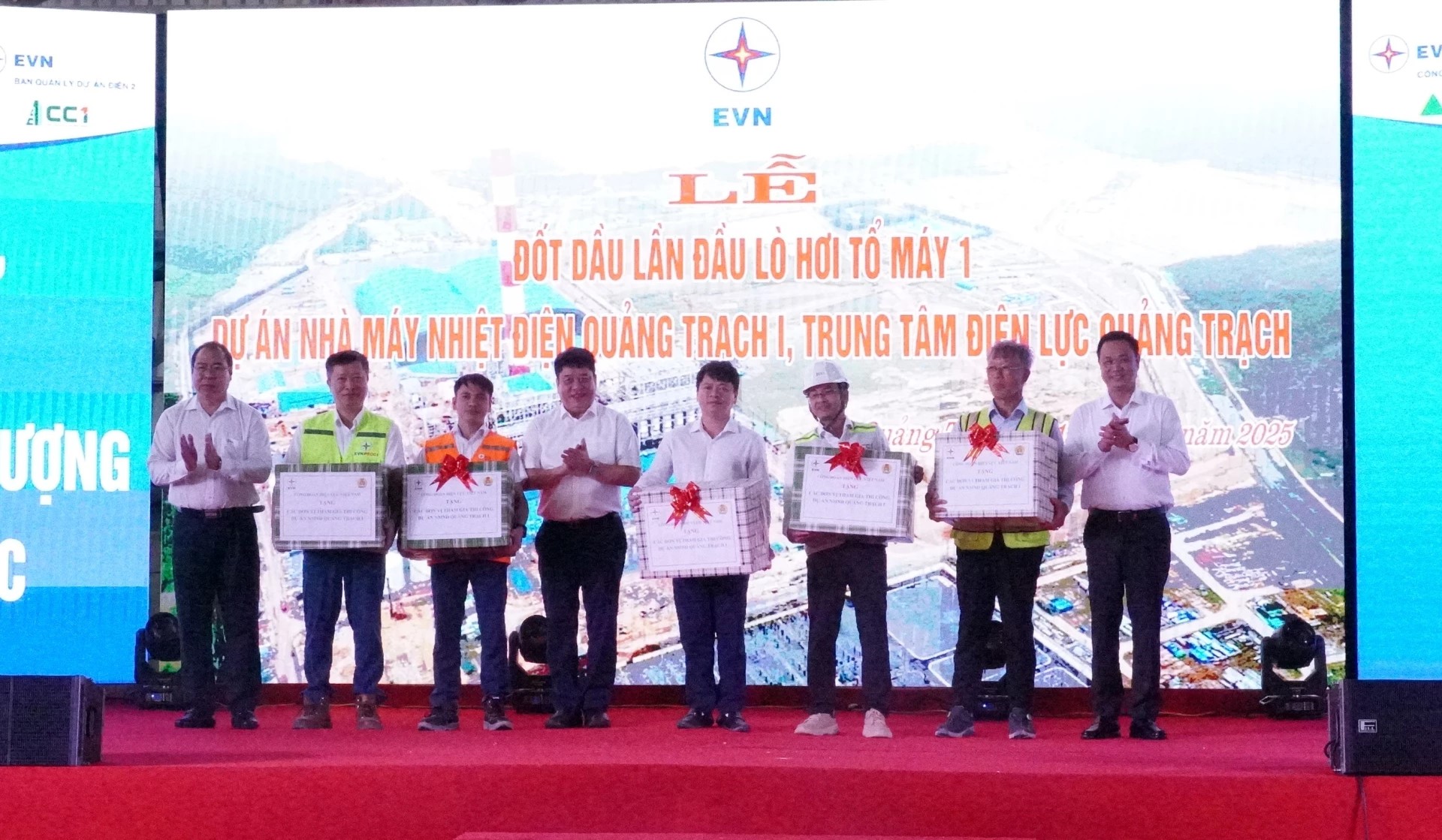 Khen thưởng hoàn thành vượt tiến độ tại Lễ đốt lần đầu lò hơi Tổ máy số 1 dự án Nhà máy nhiệt điện Quảng Trạch I. 2