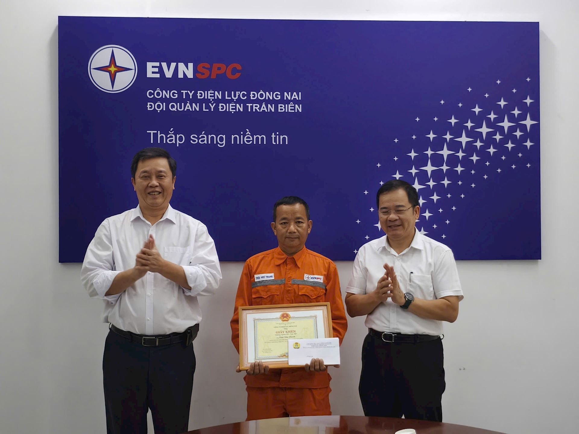 Khen thưởng người tốt – việc tốt