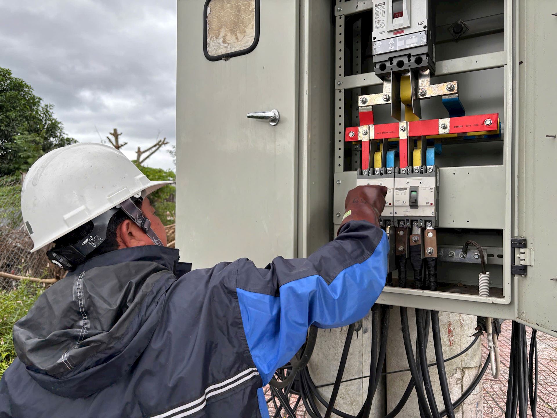 KHPC khẩn trương huy động tổng lực khôi phục cấp điện sau đợt lũ lịch sử tại Khánh Hòa 4